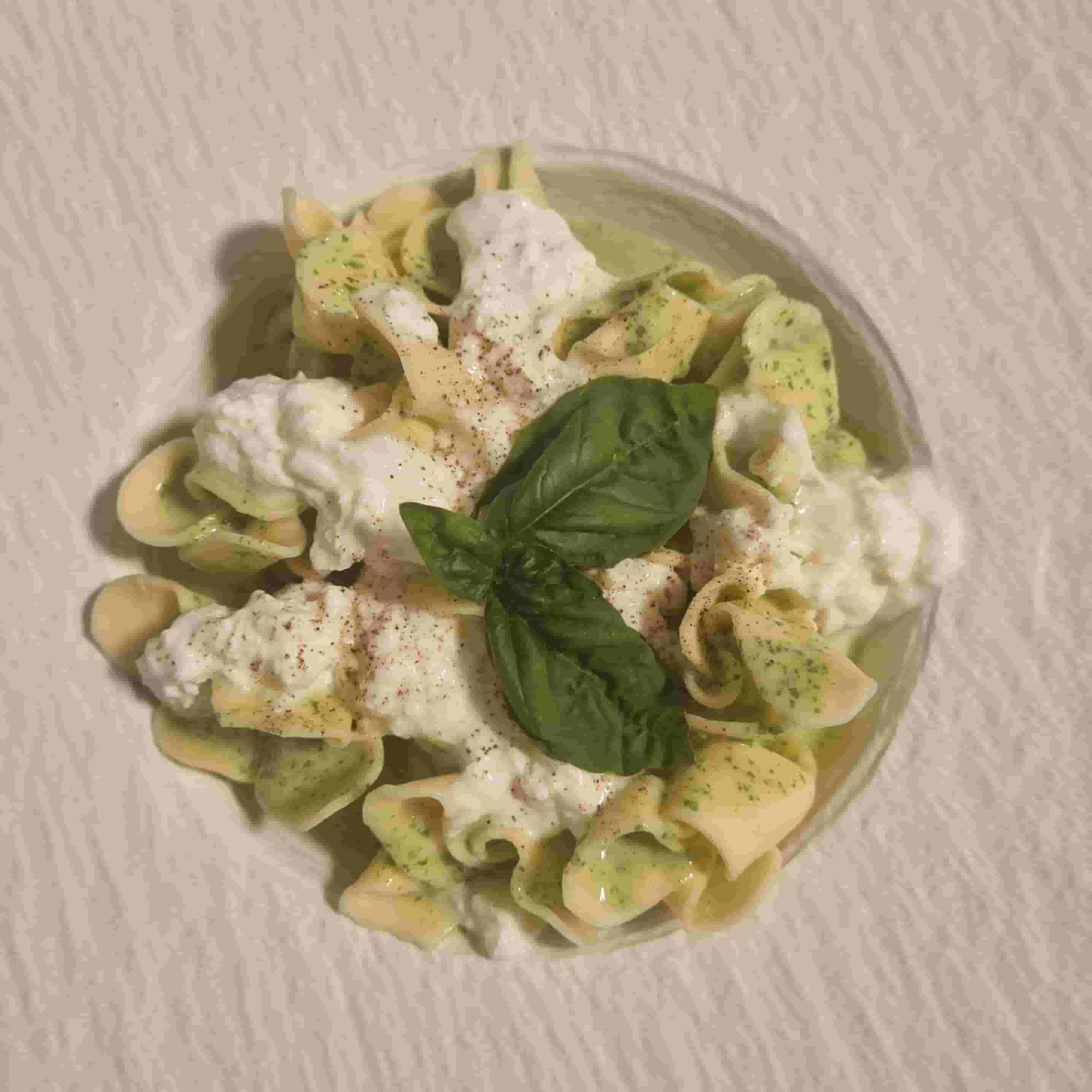 Kremige aromatische Basilikum-Soße mit Tortelloni Recipe Image