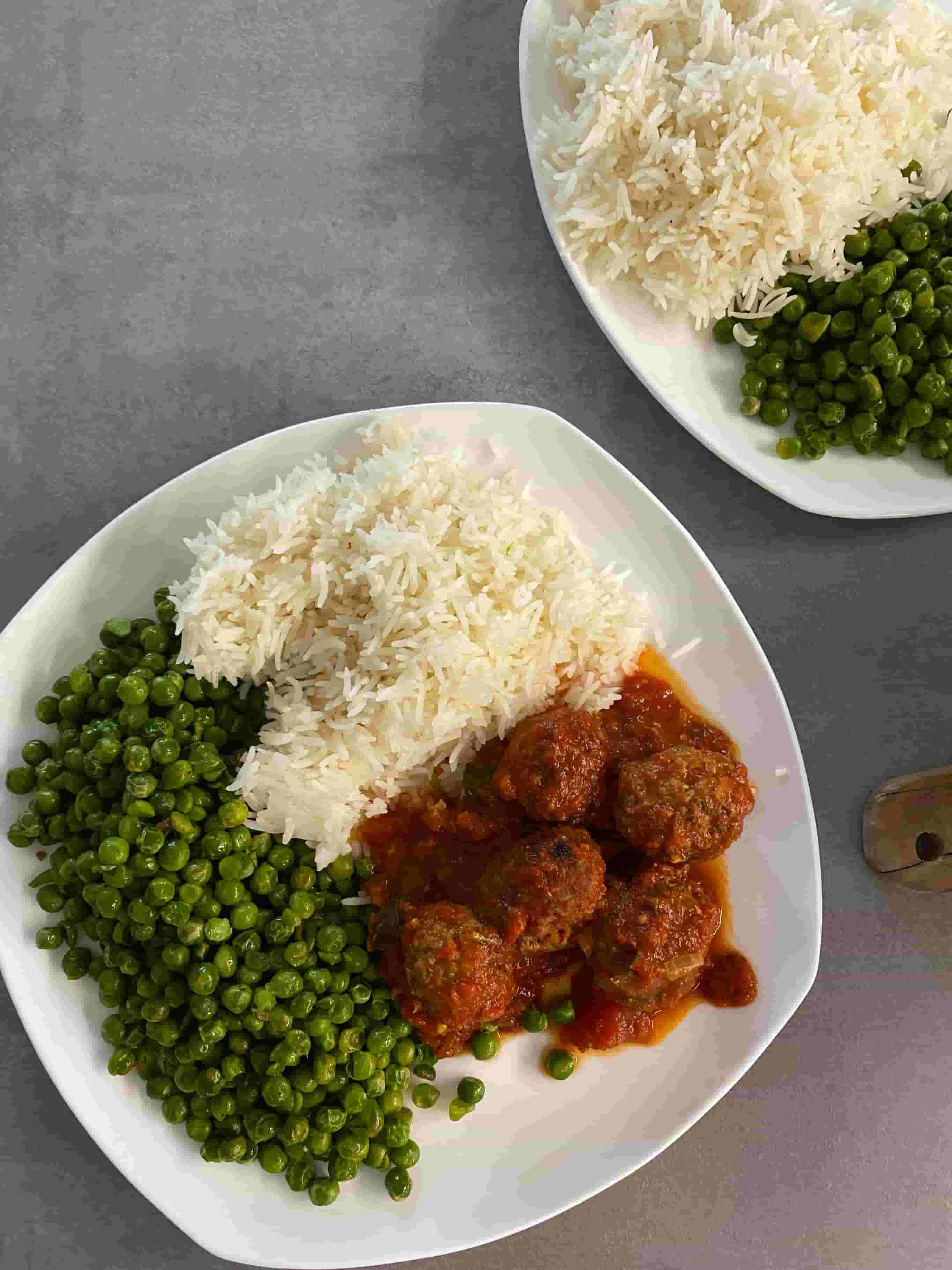 Boulettes de viande avec sauce tomate et riz Recipe Image