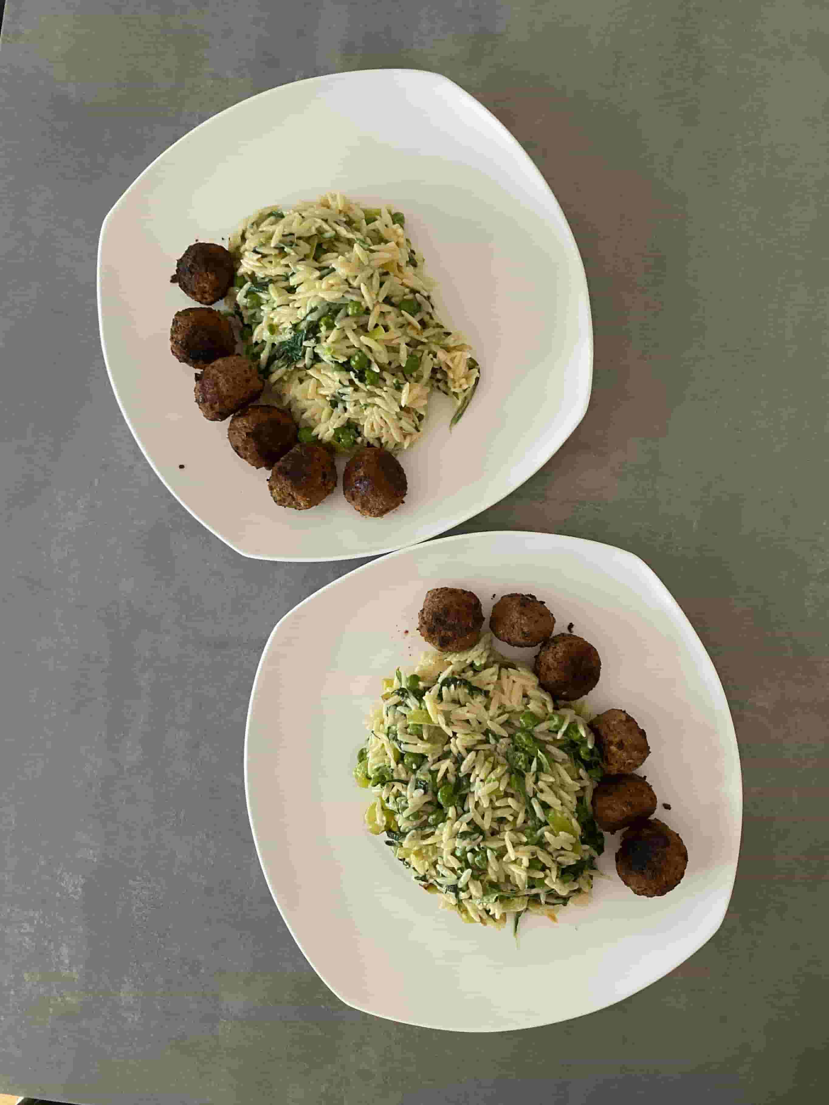 Fleischbällchen mit Orzo-Nudeln Recipe Image