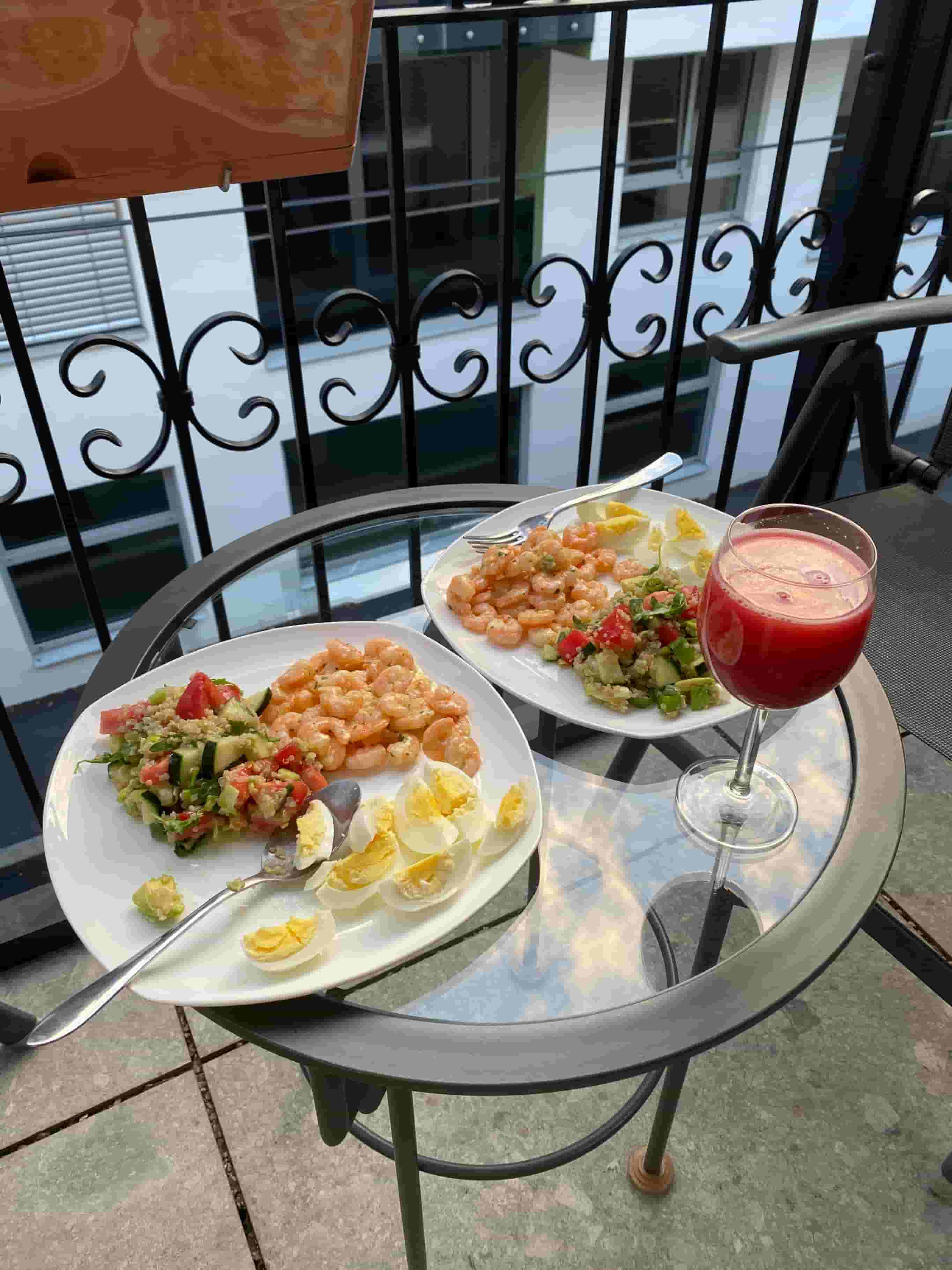 Camarones con Ensalada de Quinoa Recipe Image