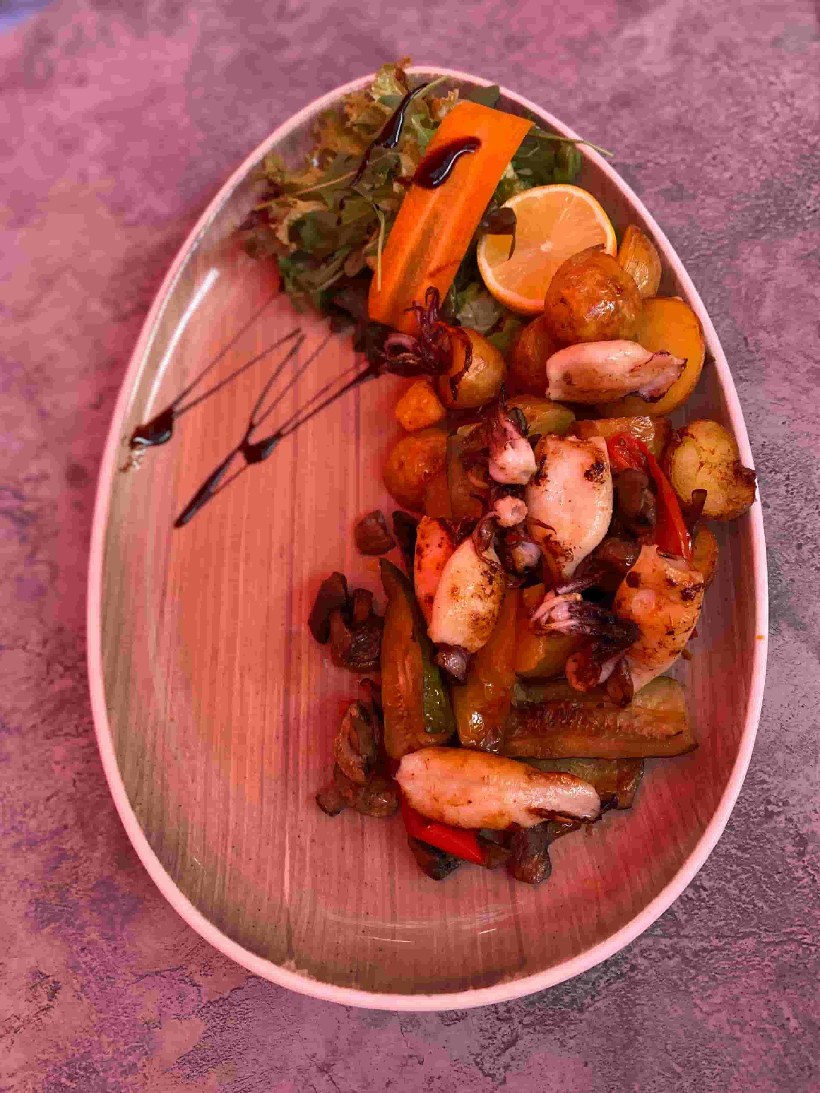 Pikanter gegrillter Tintenfisch mit verkohltem mediterranem Gemüse und Zitronenkartoffeln Recipe Image