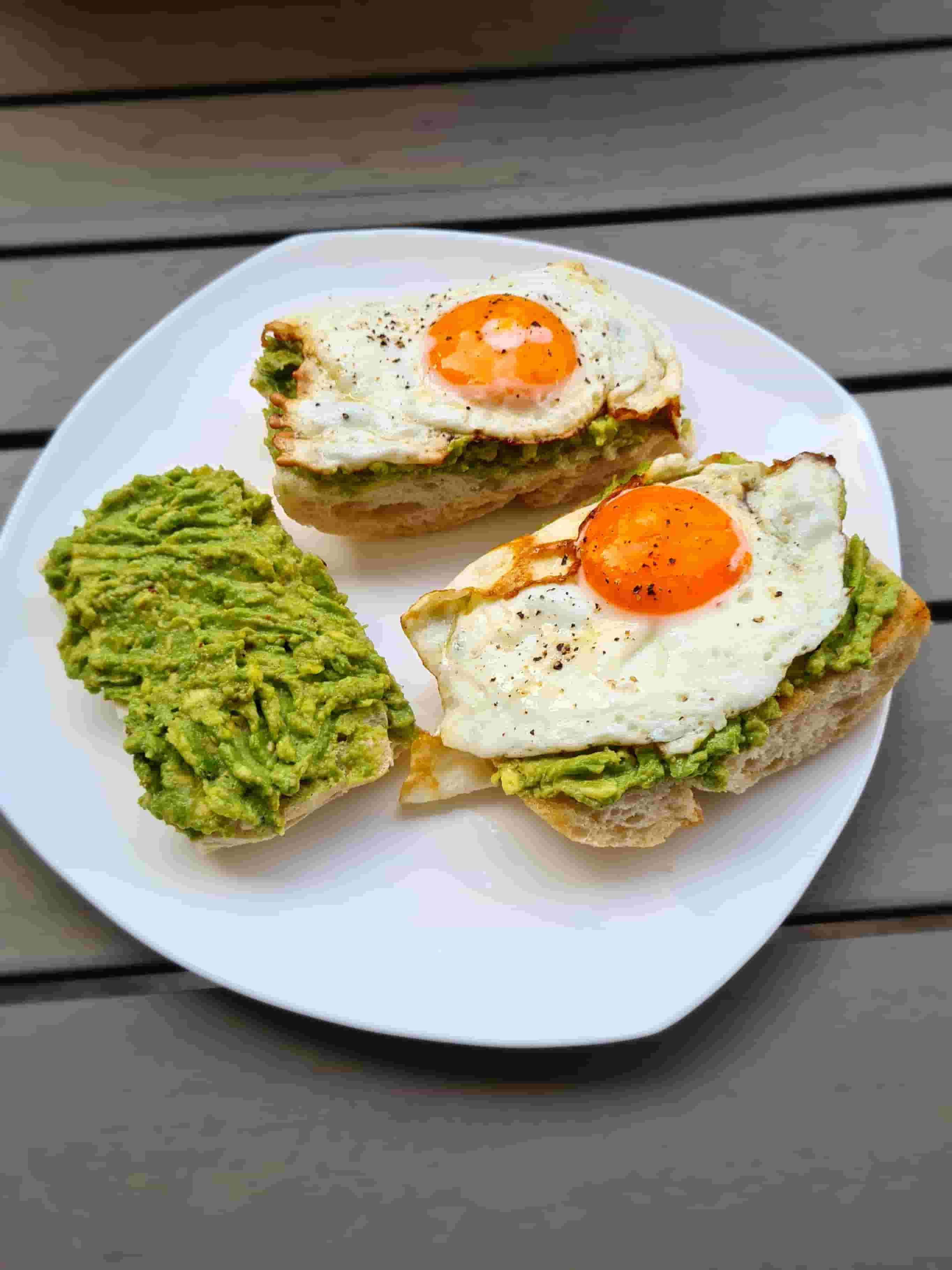 Sándwich de Huevo Frito y Aguacate Recipe Image