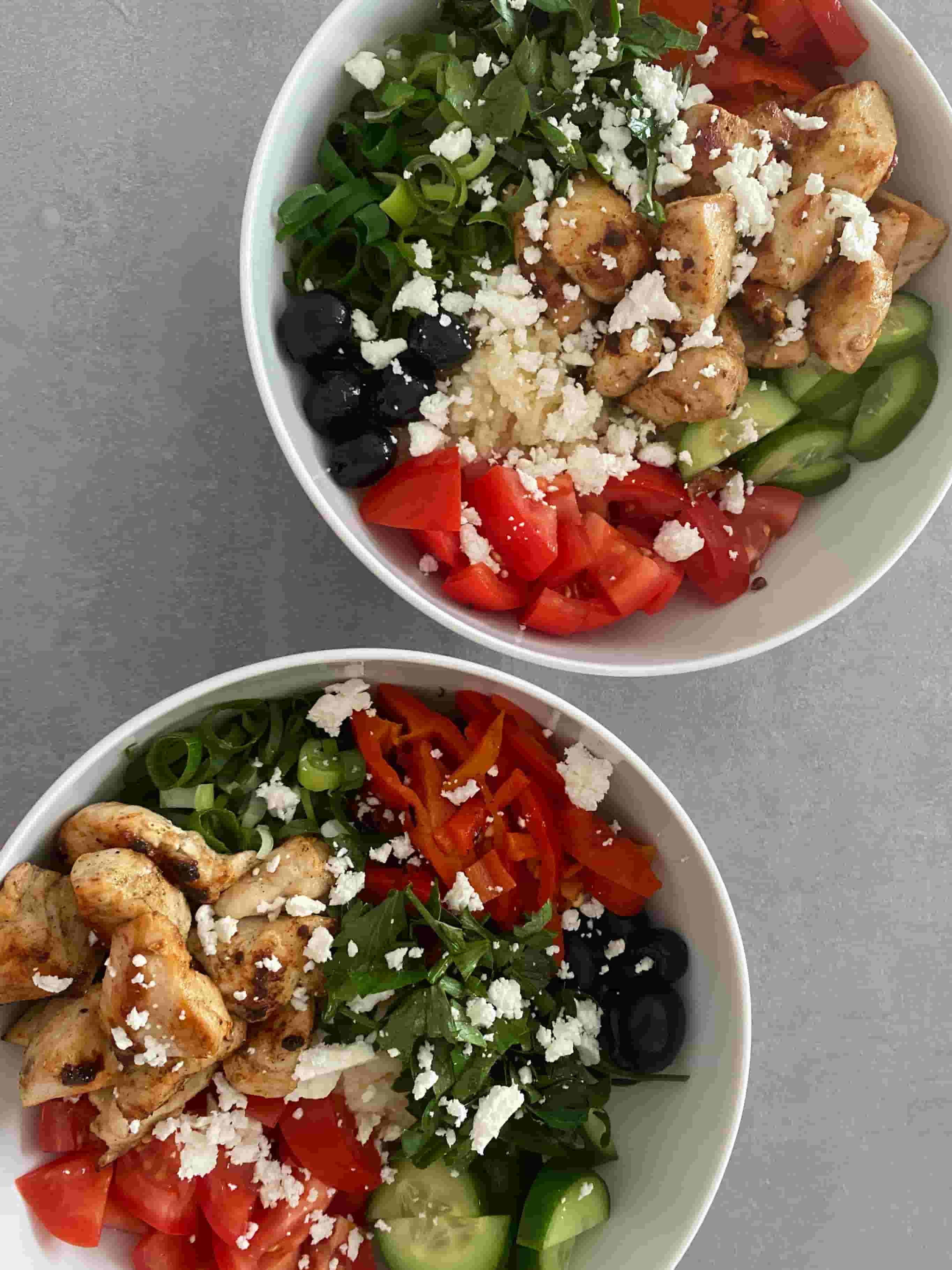 Средиземноморска купа с пилешко месо и кускус с печени чушки и фета Recipe Image