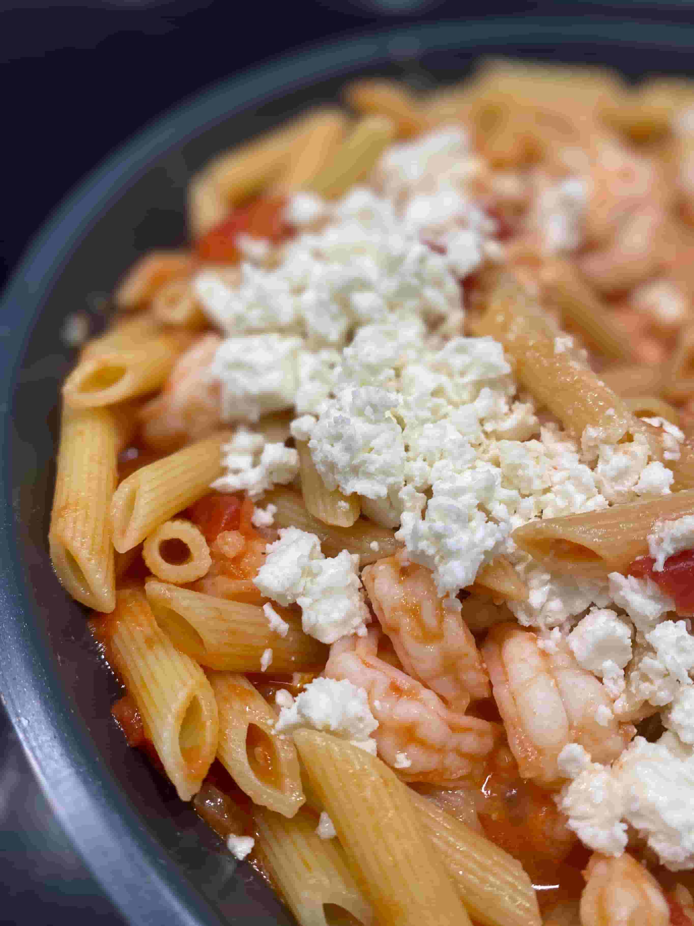 Паста със скариди и сос от фета и домати Recipe Image