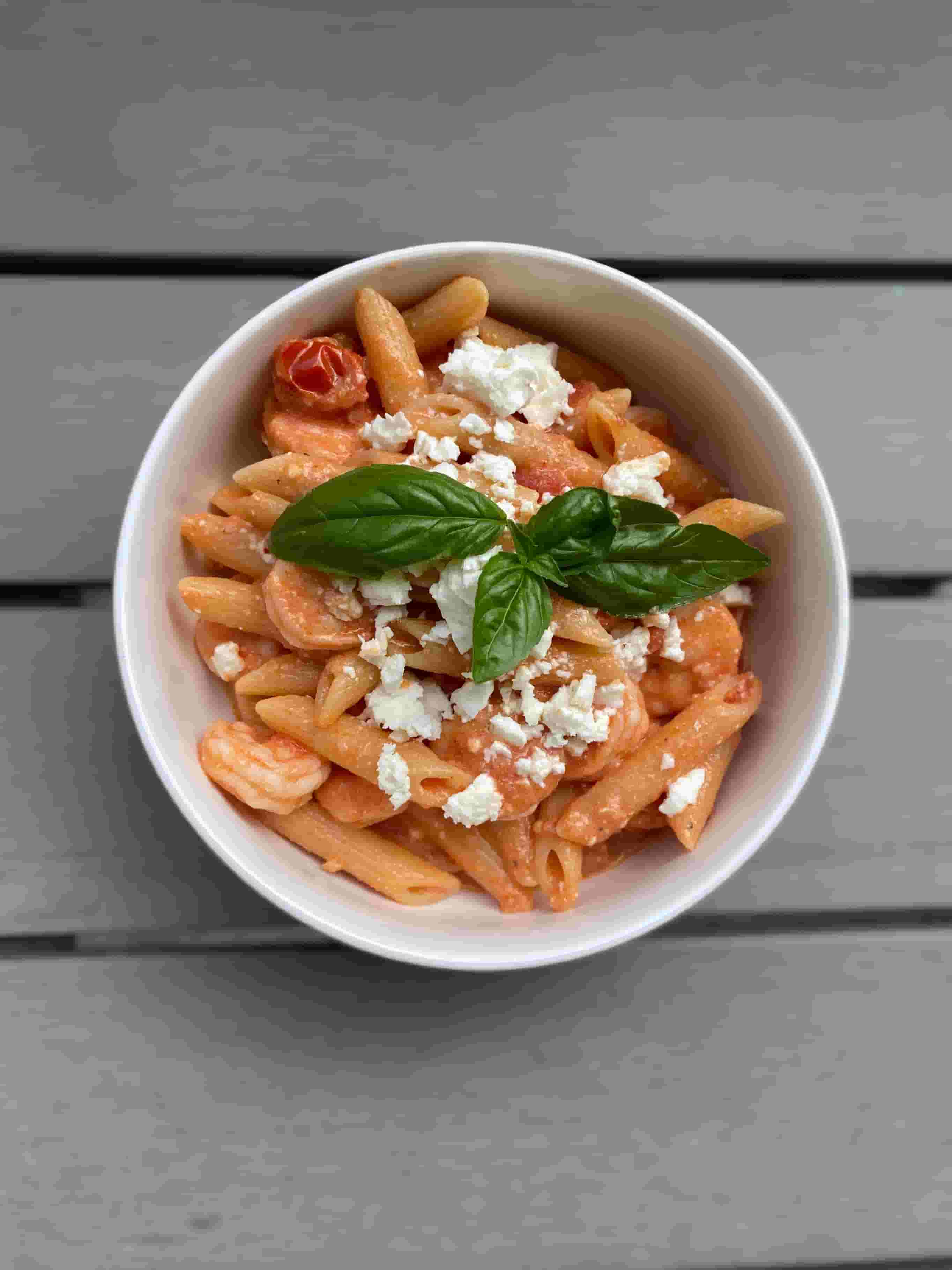 Паста със скариди и сос от фета и домати Recipe Image