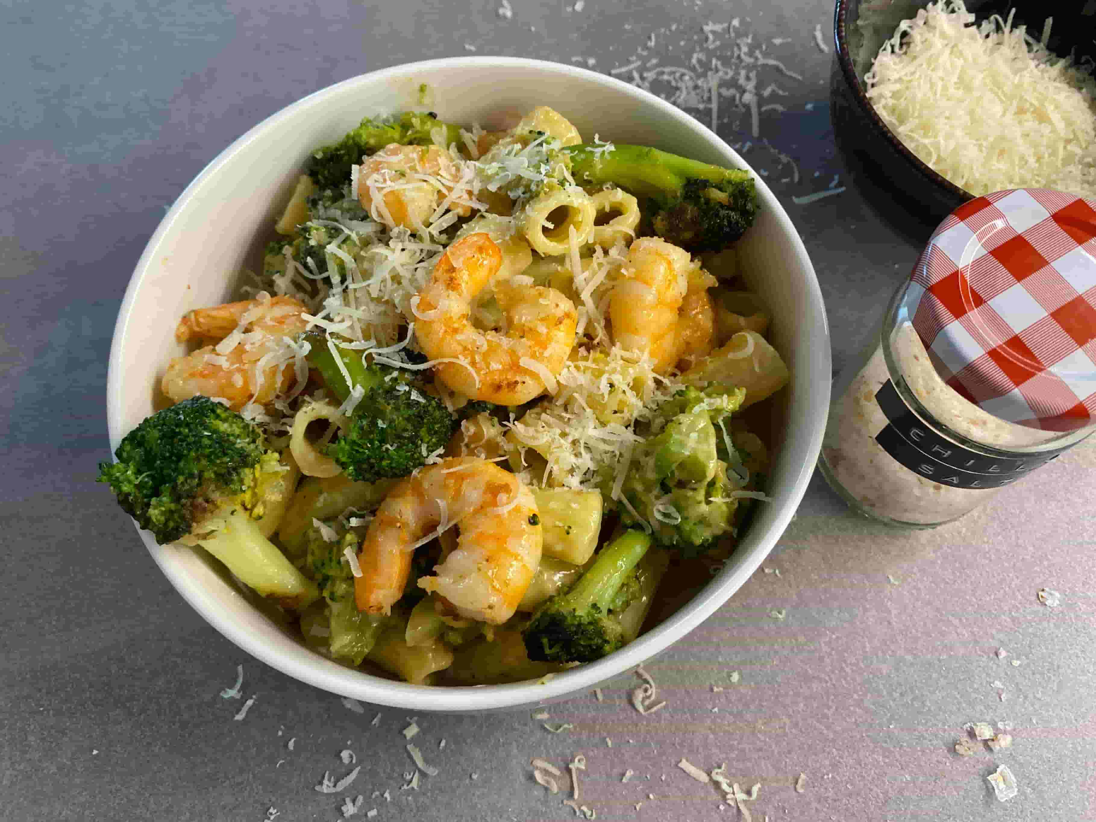Garnelen-Brokkoli-Pasta mit Cheddar Recipe Image
