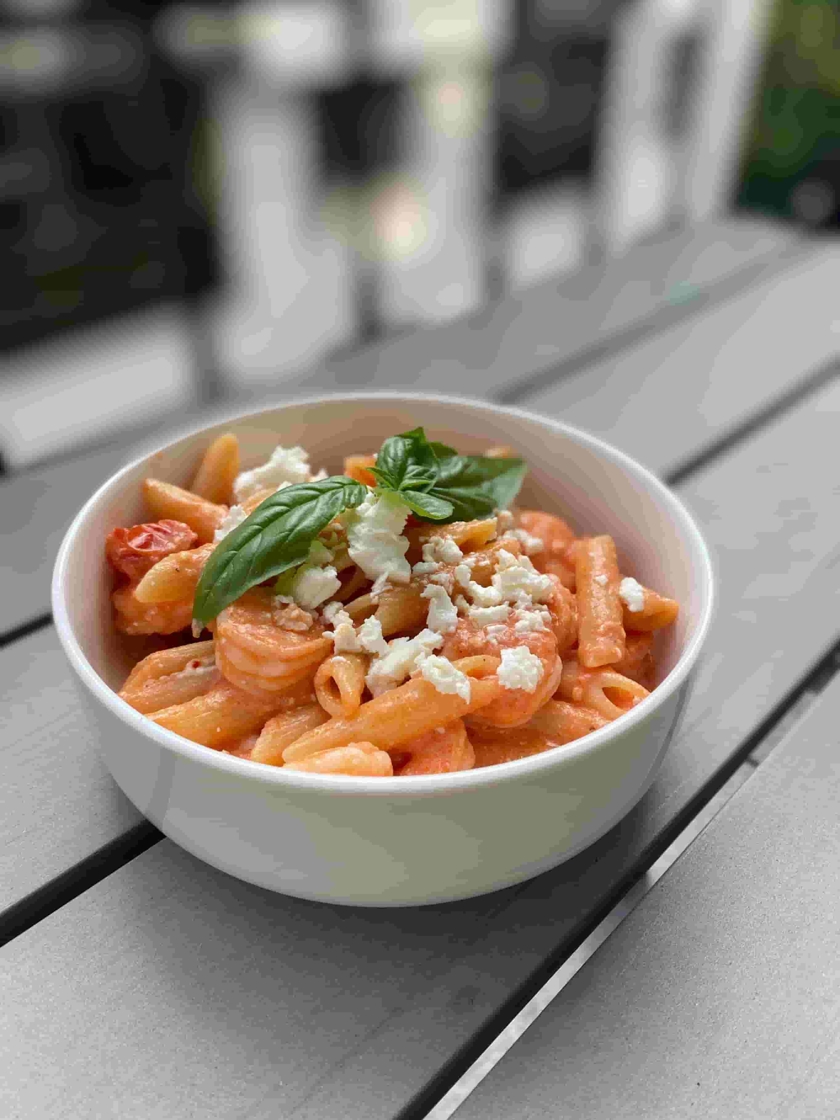 Паста със скариди и сос от фета и домати Recipe Image
