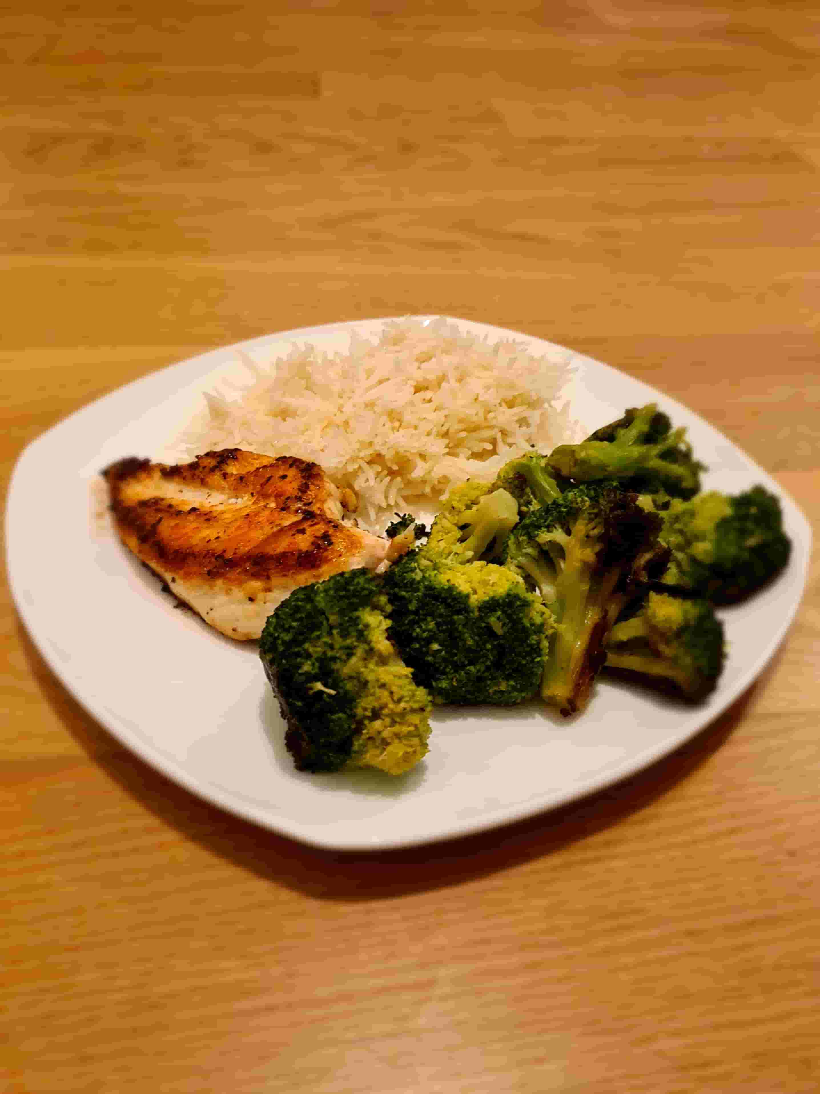 Pechuga de Pollo Sellada con Brócoli Salteado y Arroz Recipe Image