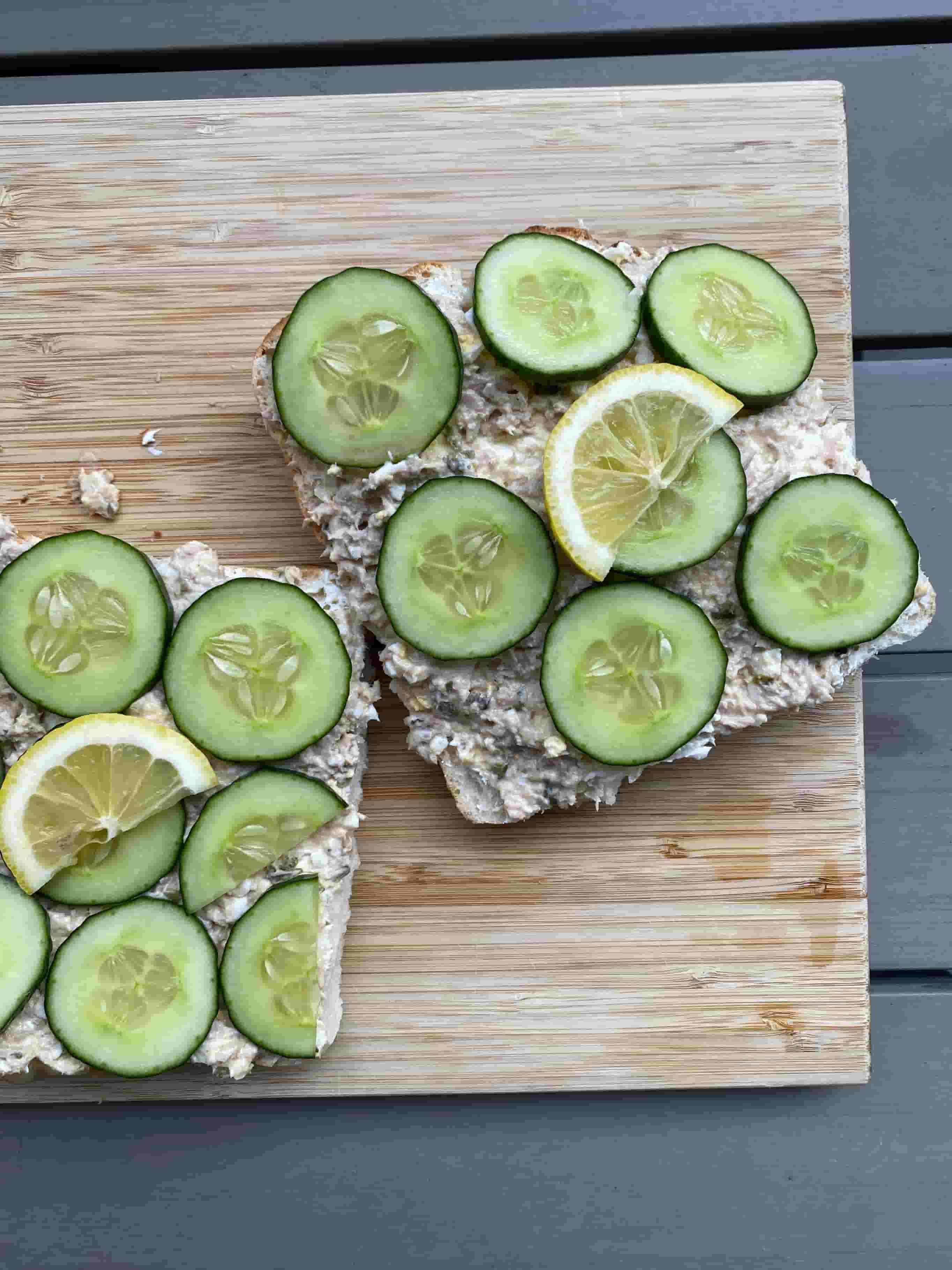 Сандвич с риба тон и краставици Recipe Image