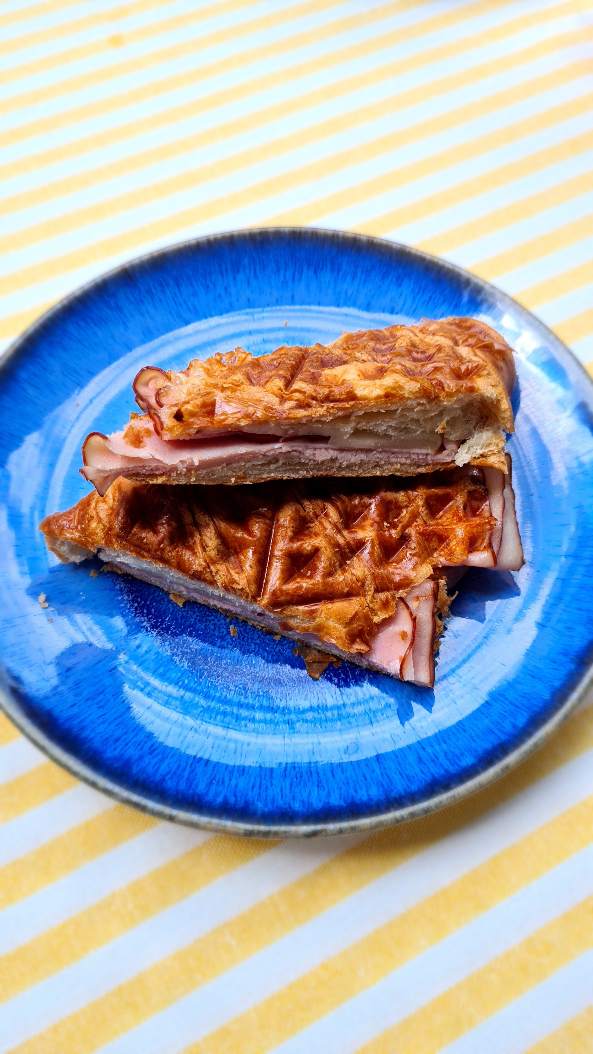 Croissant z szynką i serem Recipe Image