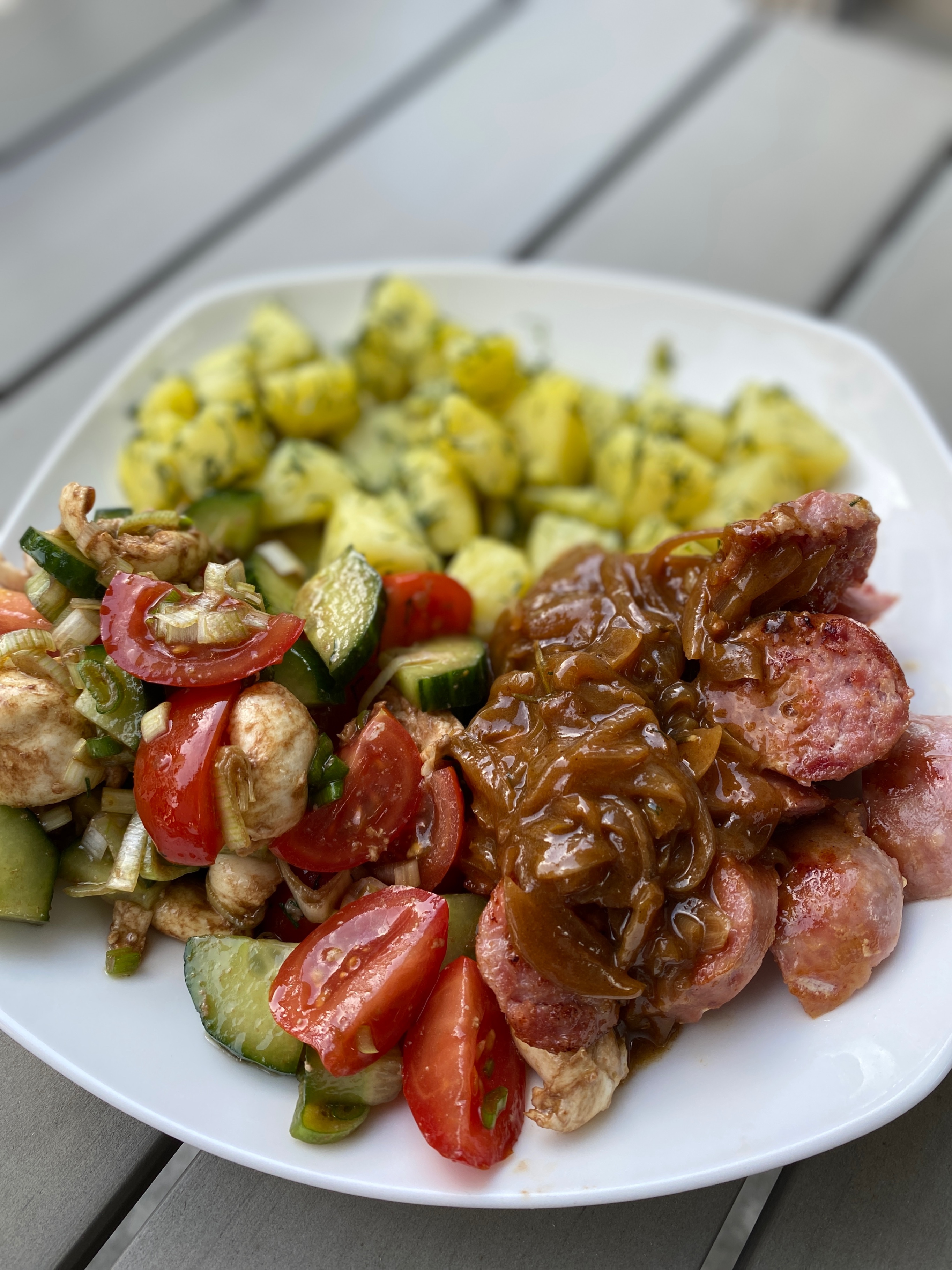 Salsiccia z ziemniakami koperkowymi i sałatką ze świeżej mozzarelli Recipe Image