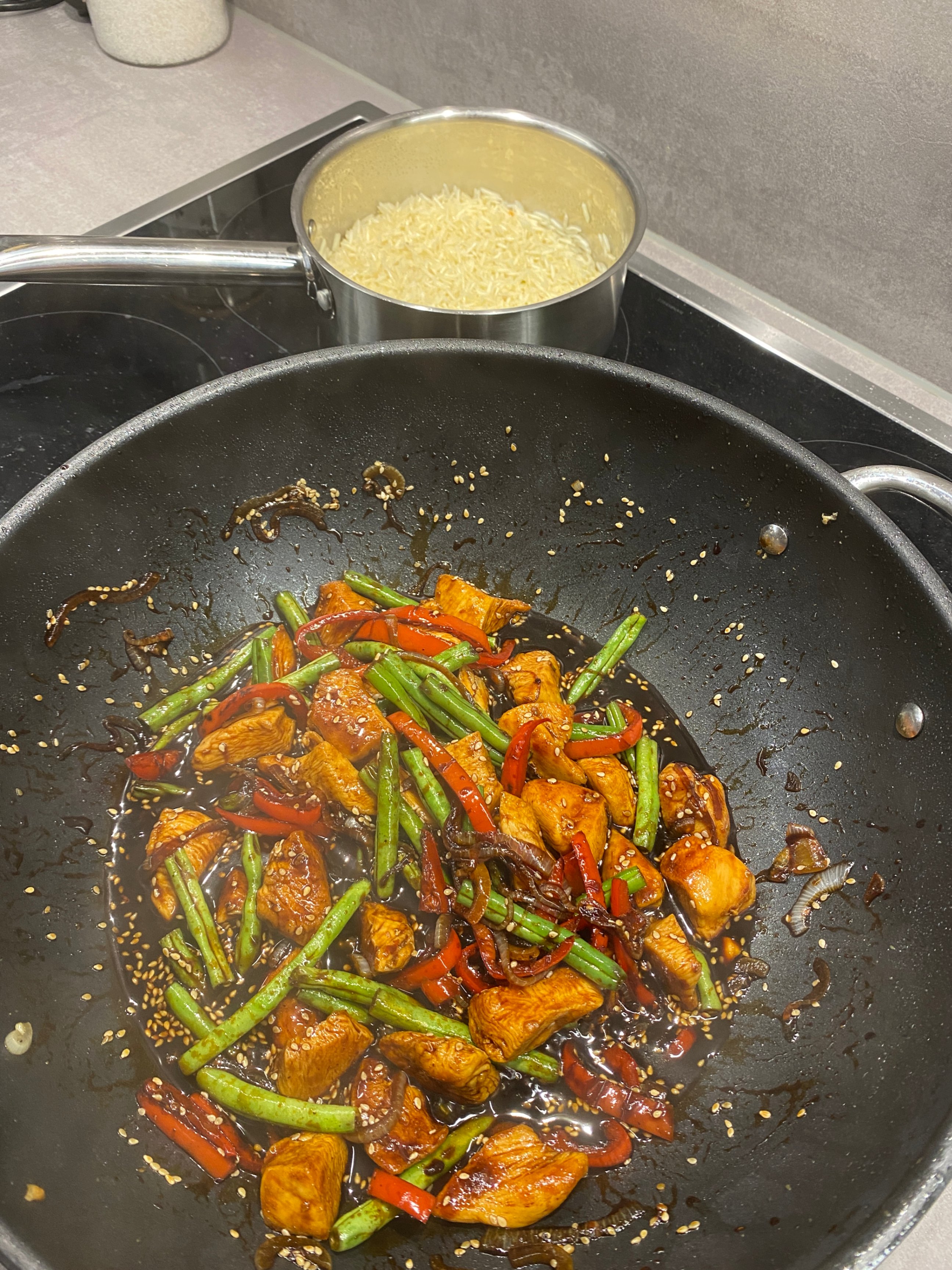 Hähnchen-Stir-Fry mit Reis Recipe Image