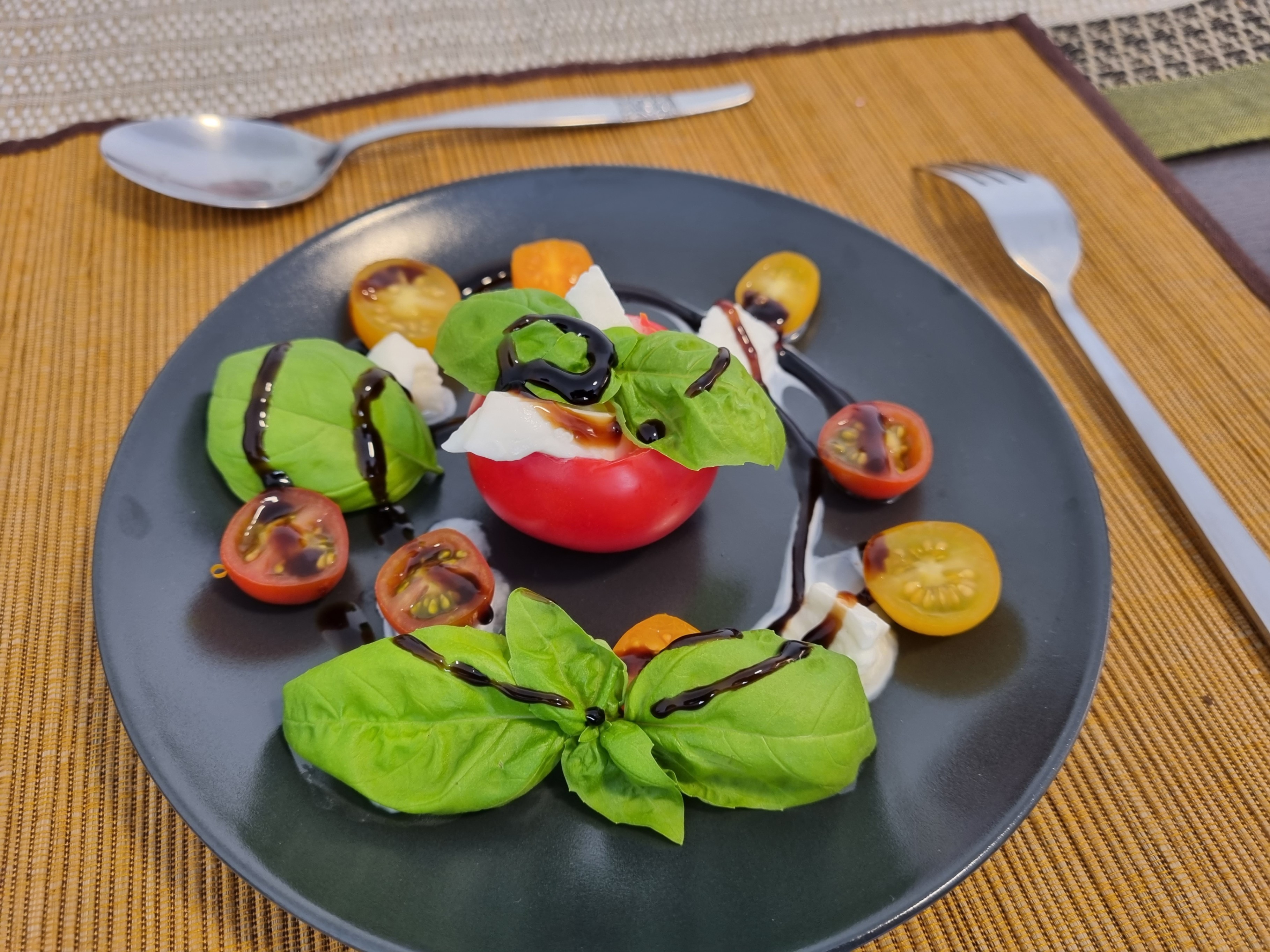 Mozzarella bawola z świeżymi pomidorkami koktajlowymi Recipe Image