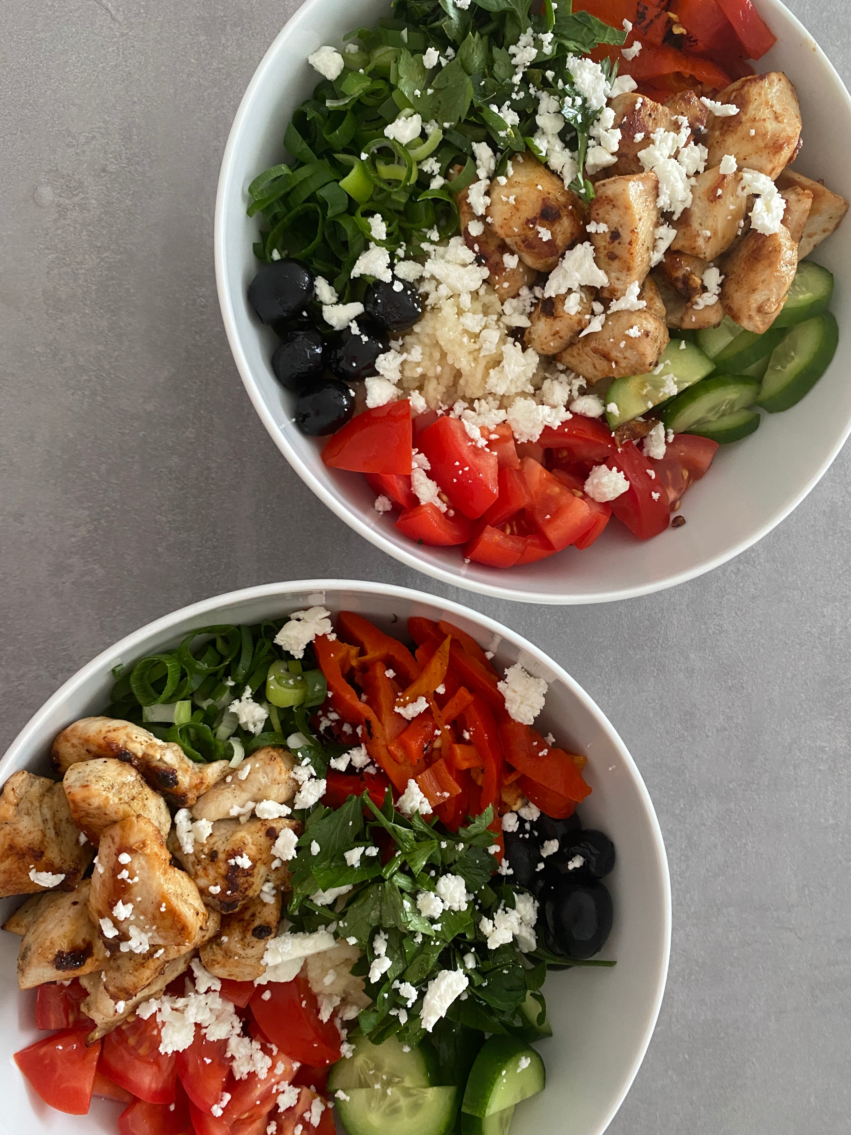 Mediterrane Kip-Couscous Bowl met Gegrilde Paprika en Feta Recipe Image