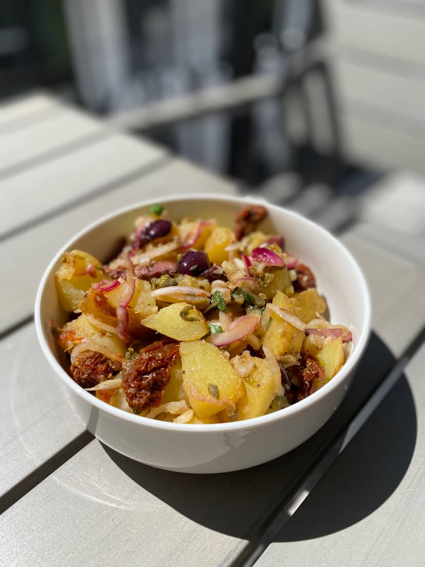 Mediterraner Kartoffelsalat mit getrockneten Tomaten und Aprikosenessig Rocely Rezept
