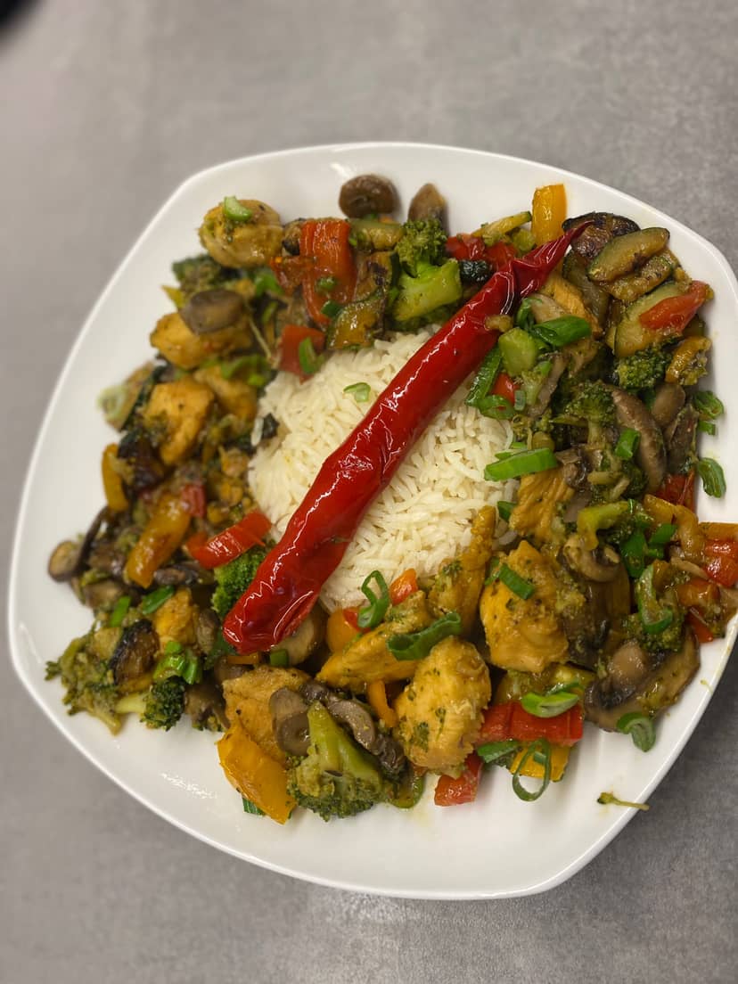 Wok-Hähnchen und Gemüse mit Reis Rocely Rezept