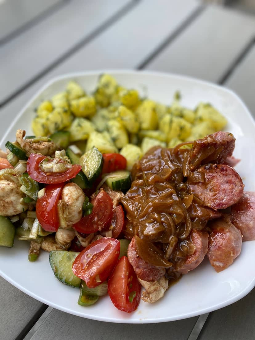 Salsiccia met Dilleaardappelen en Frisse Mozzarella Salade Rocely Recept