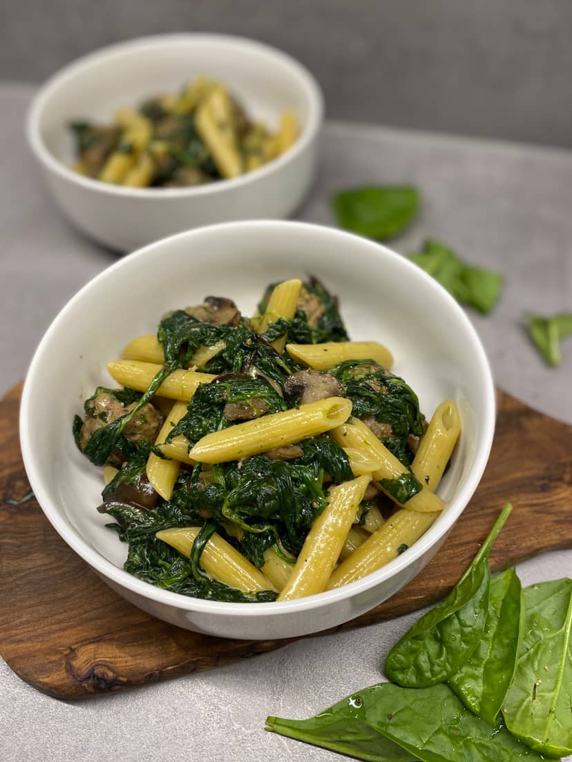 Receta de Rocely de Penne Cremoso con Espinacas Salteadas, Champiñones Portobello y Albóndigas