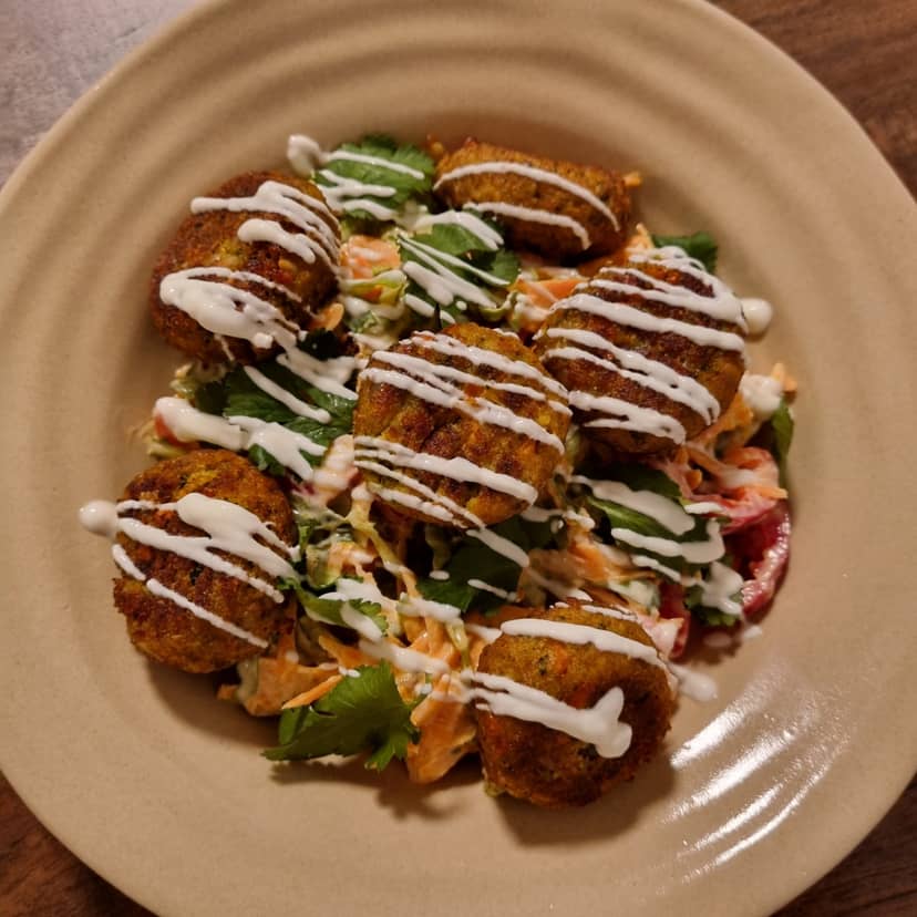 Frischer Salat mit Joghurt-Dressing und Quinoa-Bällchen Rocely Rezept