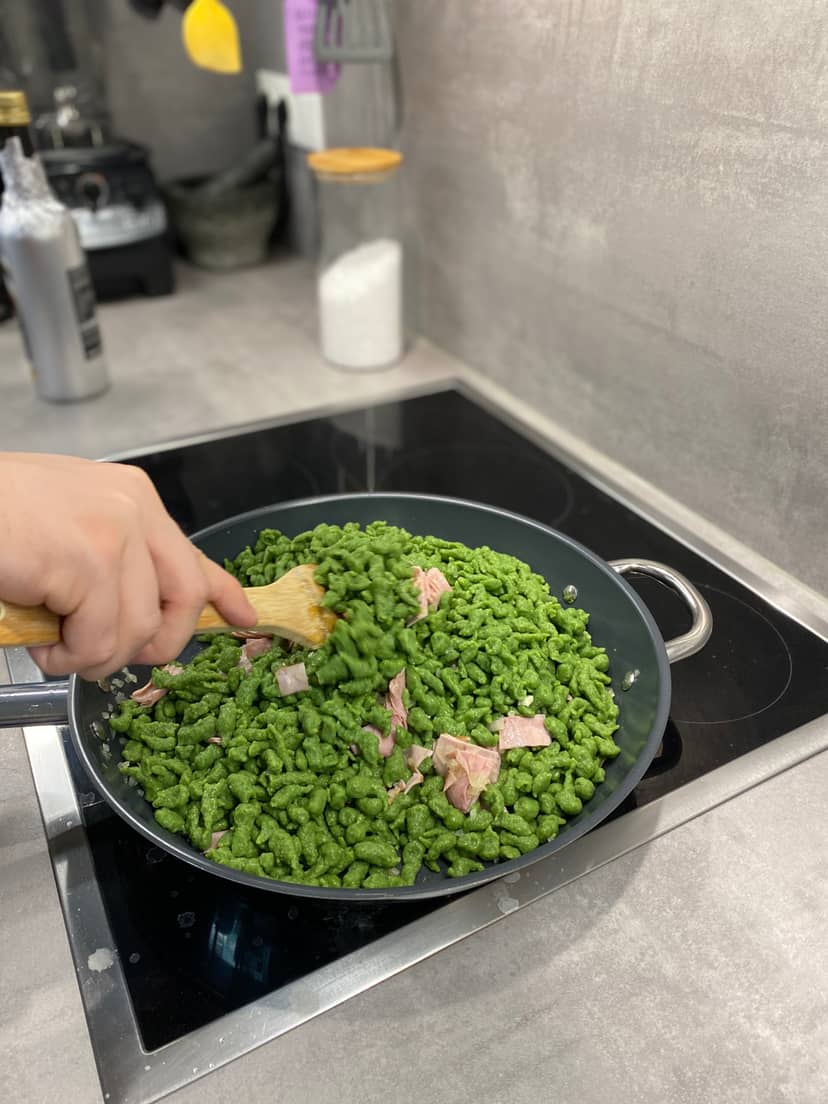 Protein-Spinat-Spätzle mit Zwiebel &amp; Schinken (ohne Milch) Rocely Rezept