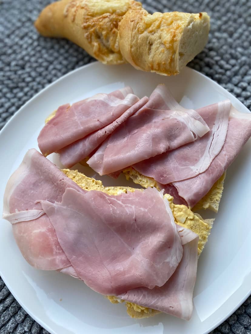 Käsebaguette mit Eieraufstrich und Schinken Rocely Rezept