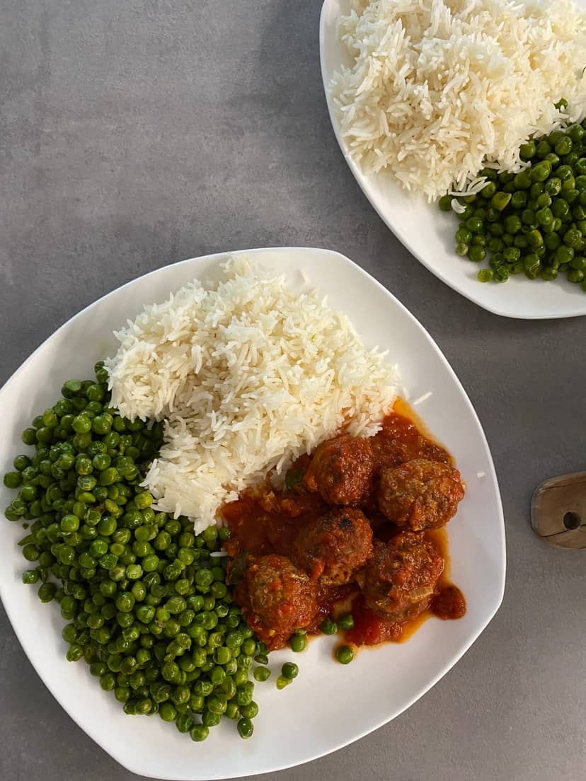 Fleischbällchen mit Tomatensauce und Reis Rocely Rezept