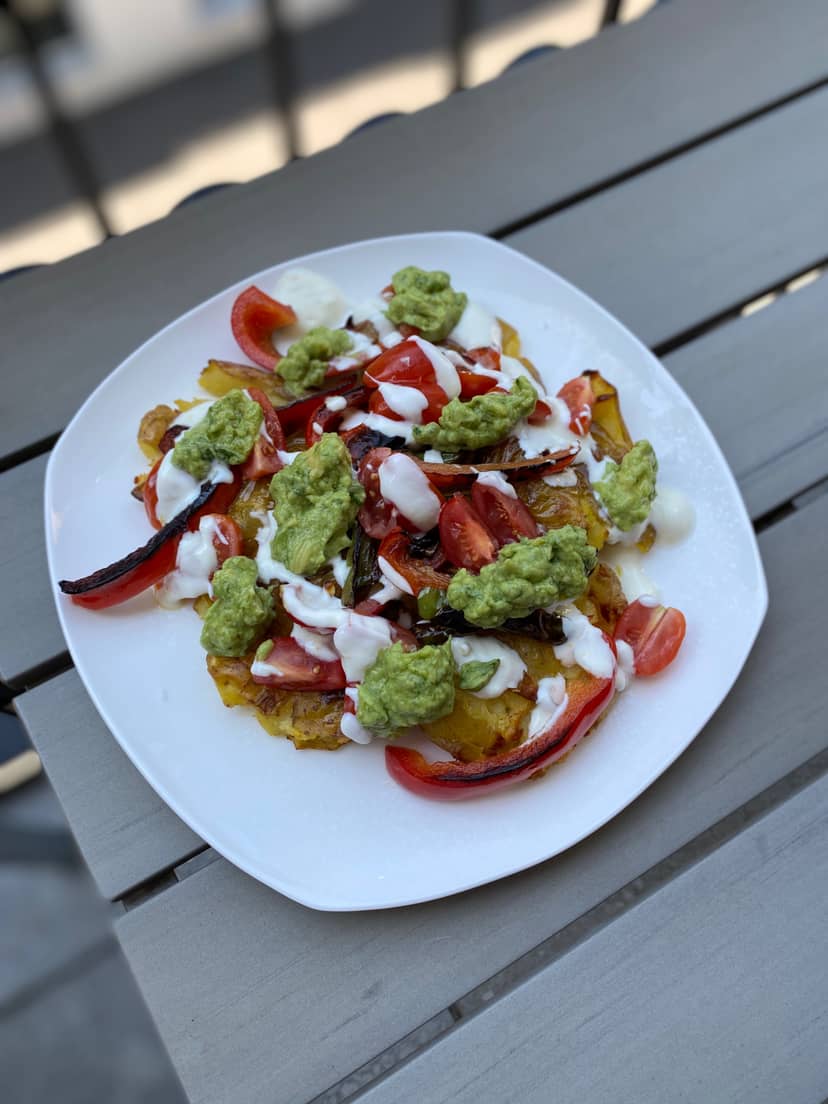 Knuspriger Smashed Kartoffelsalat mit Avocado-Mousse Rocely Rezept