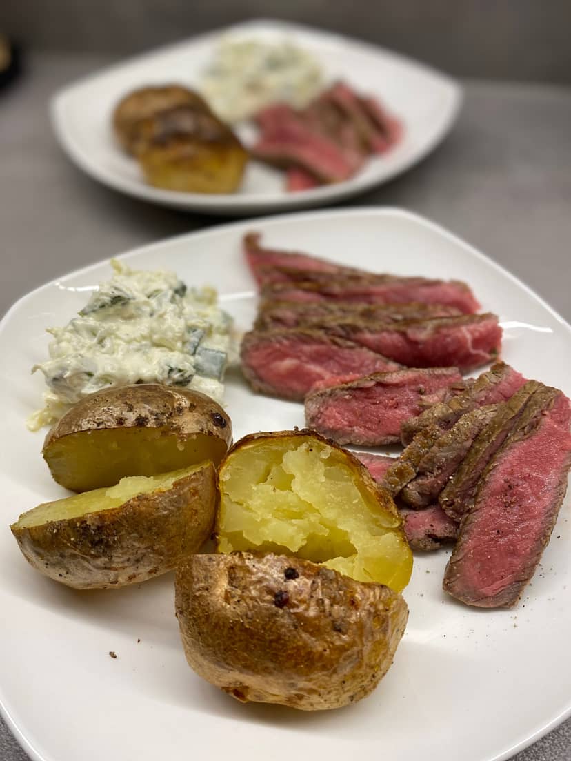 Ribeye Steak mit Ofenkartoffeln und Zucchinissalat Rocely Rezept