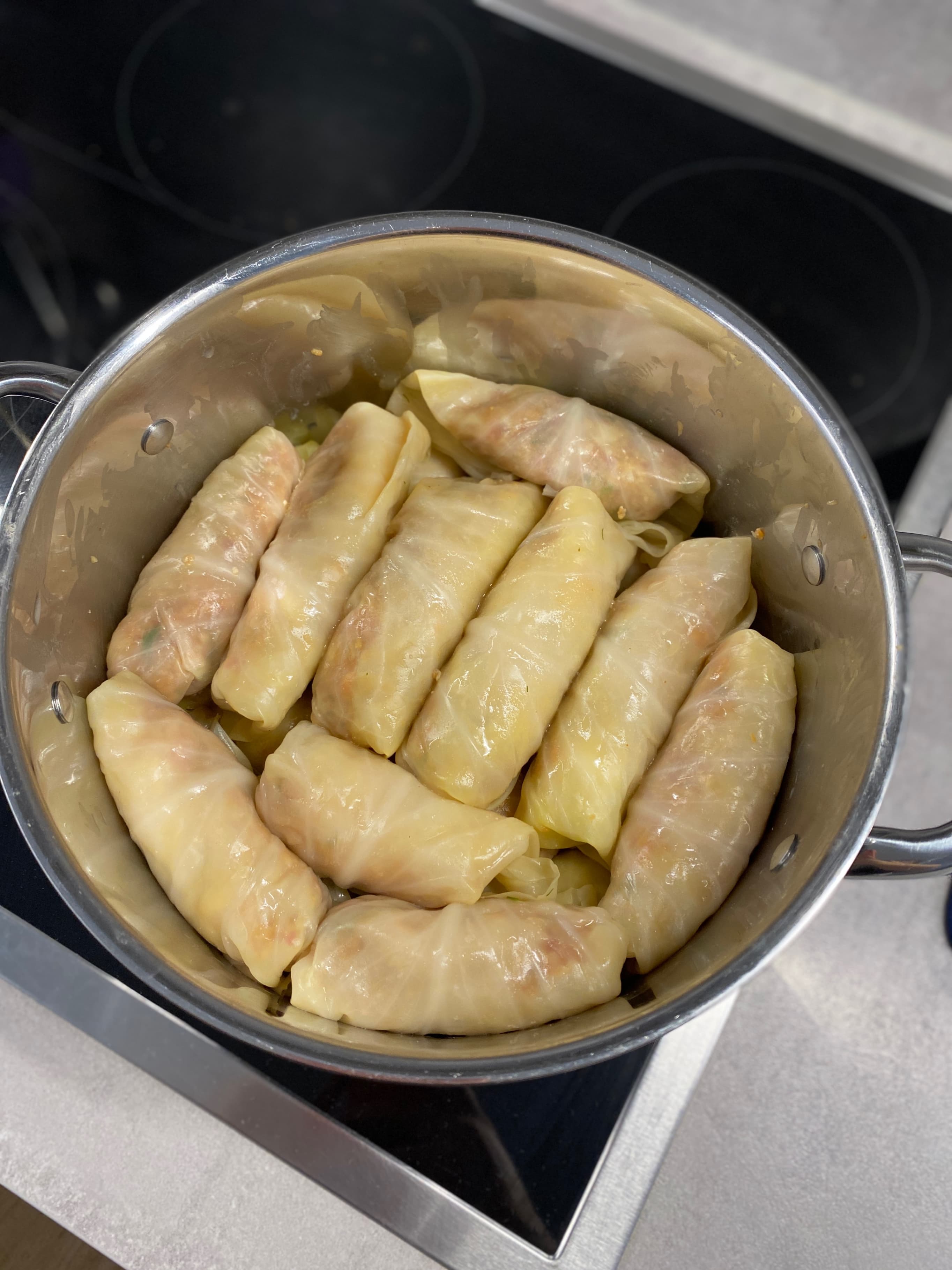 Traditionele Balkan Sarma: Langzaam gegaarde Zuurkoolrolletjes met Hartige Gehaktvulling Recipe Image