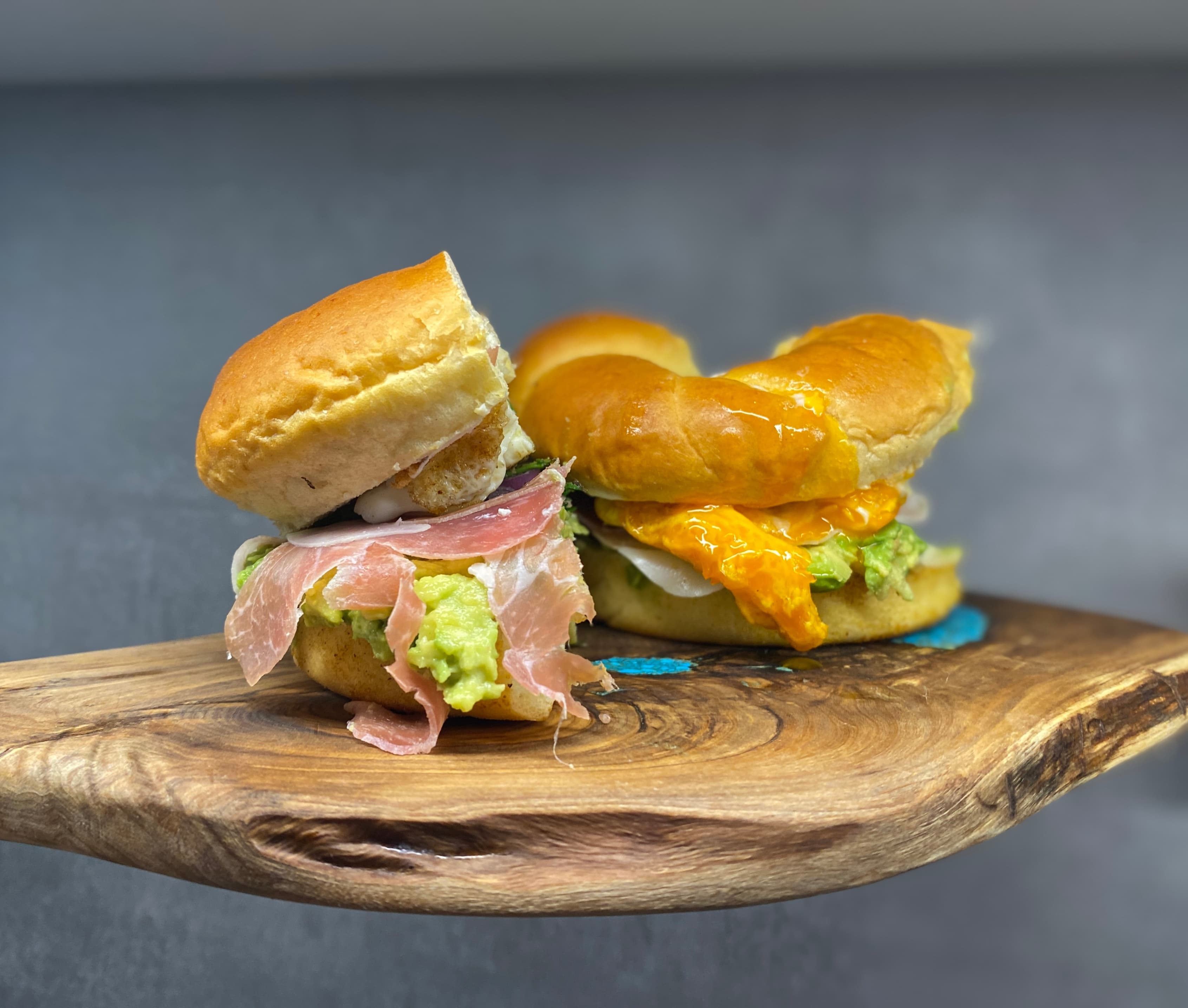 Bagel de Prosciutto con Mousse de Aguacate Recipe Image
