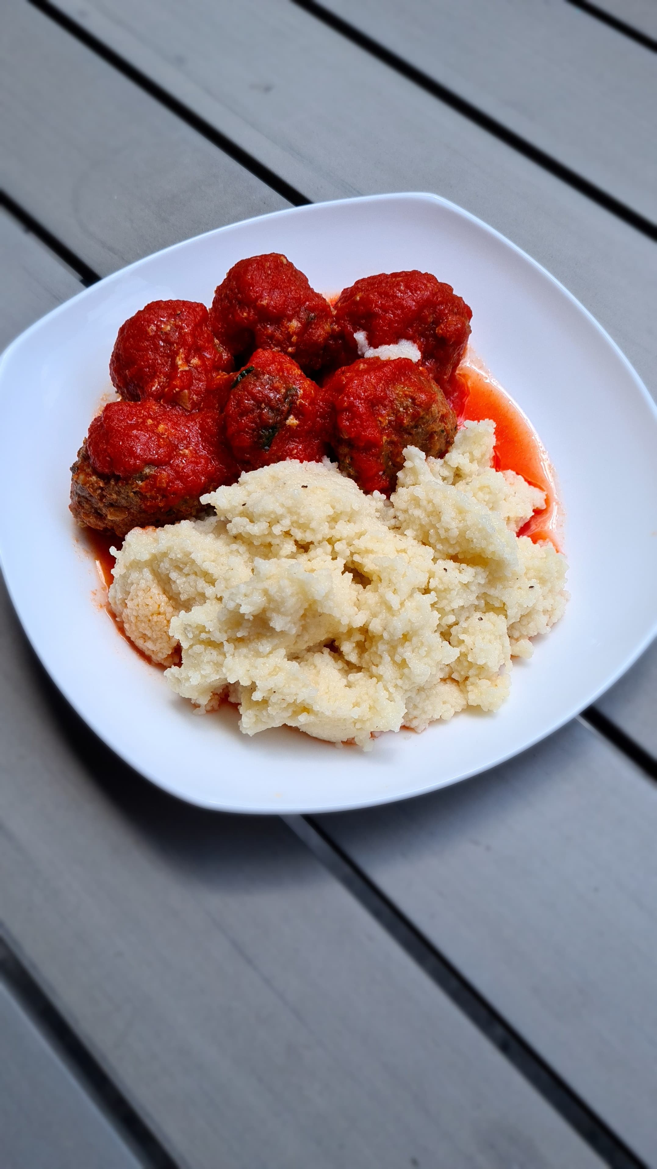 Fleischbällchen in Tomatensauce mit Couscous Recipe Image
