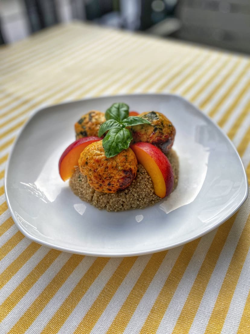 Hähnchen-Fleischbällchen mit Kräuter-Quinoa und Pfirsichen Rocely Rezept