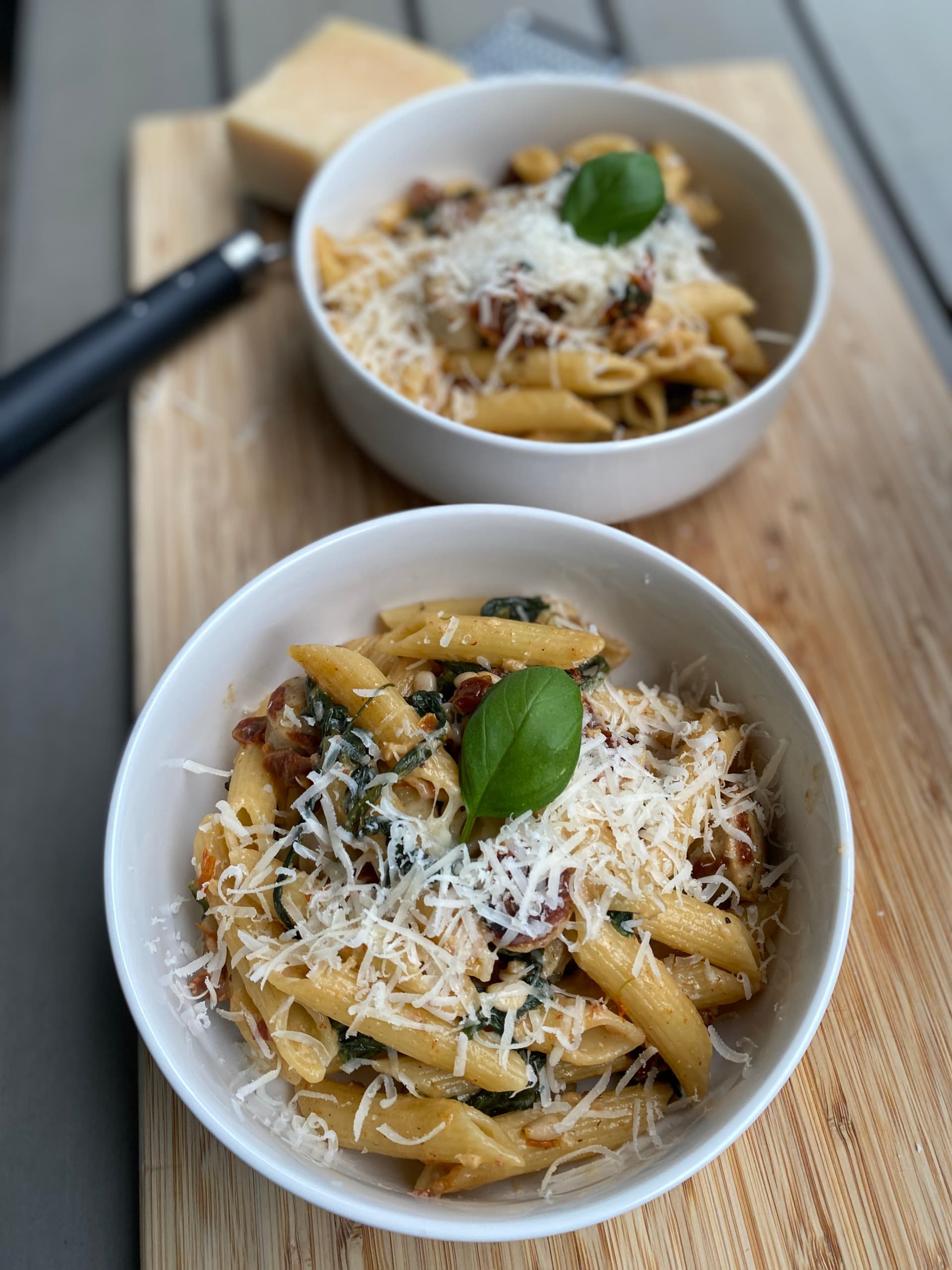 Imagen principal para Penne Sustancioso con Salchicha, Espinacas y Tomates Secos