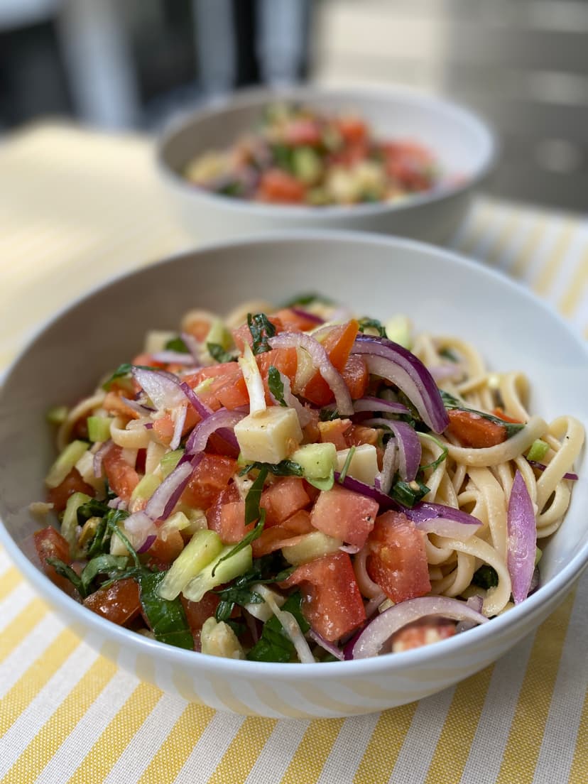 Deine Lieblings-Sommer-Linguine mit frischem Gemüse &amp; Pistazien-Crunch Rocely Rezept