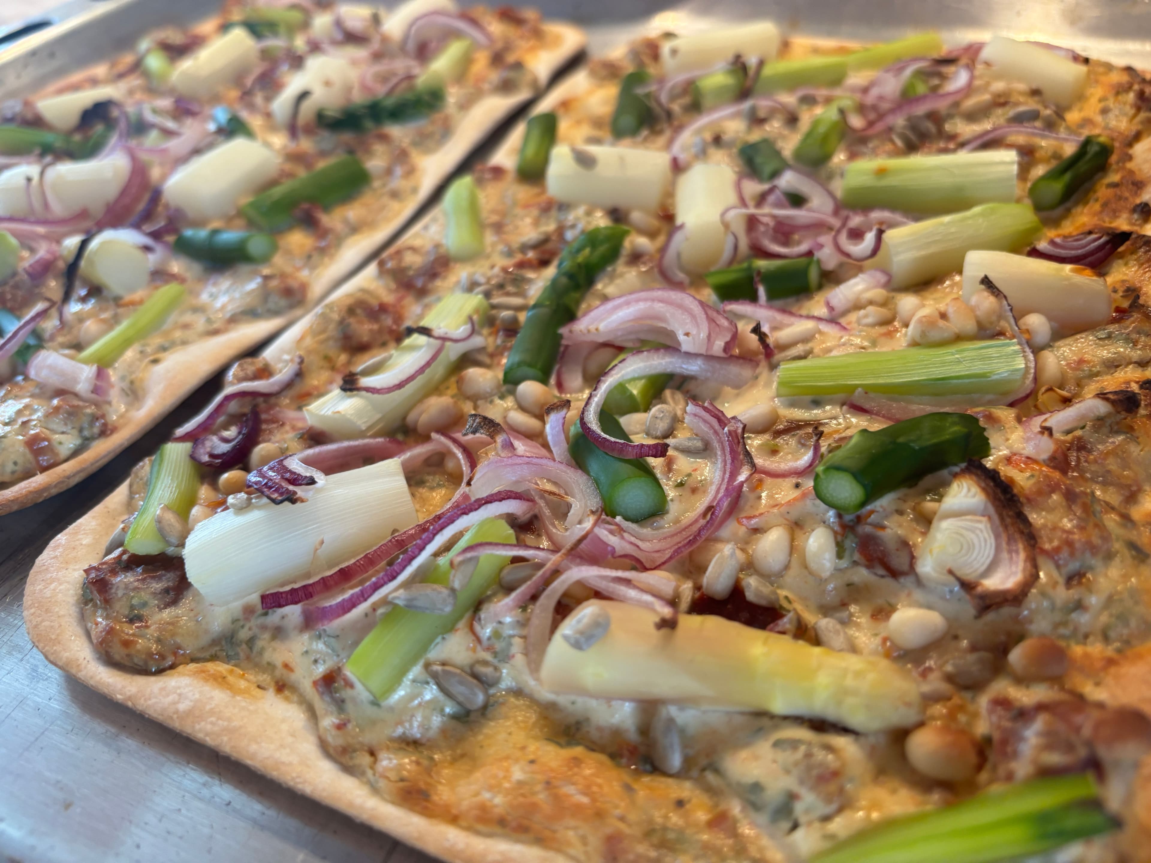 Flammkuchen mit Spargel Rezeptbild