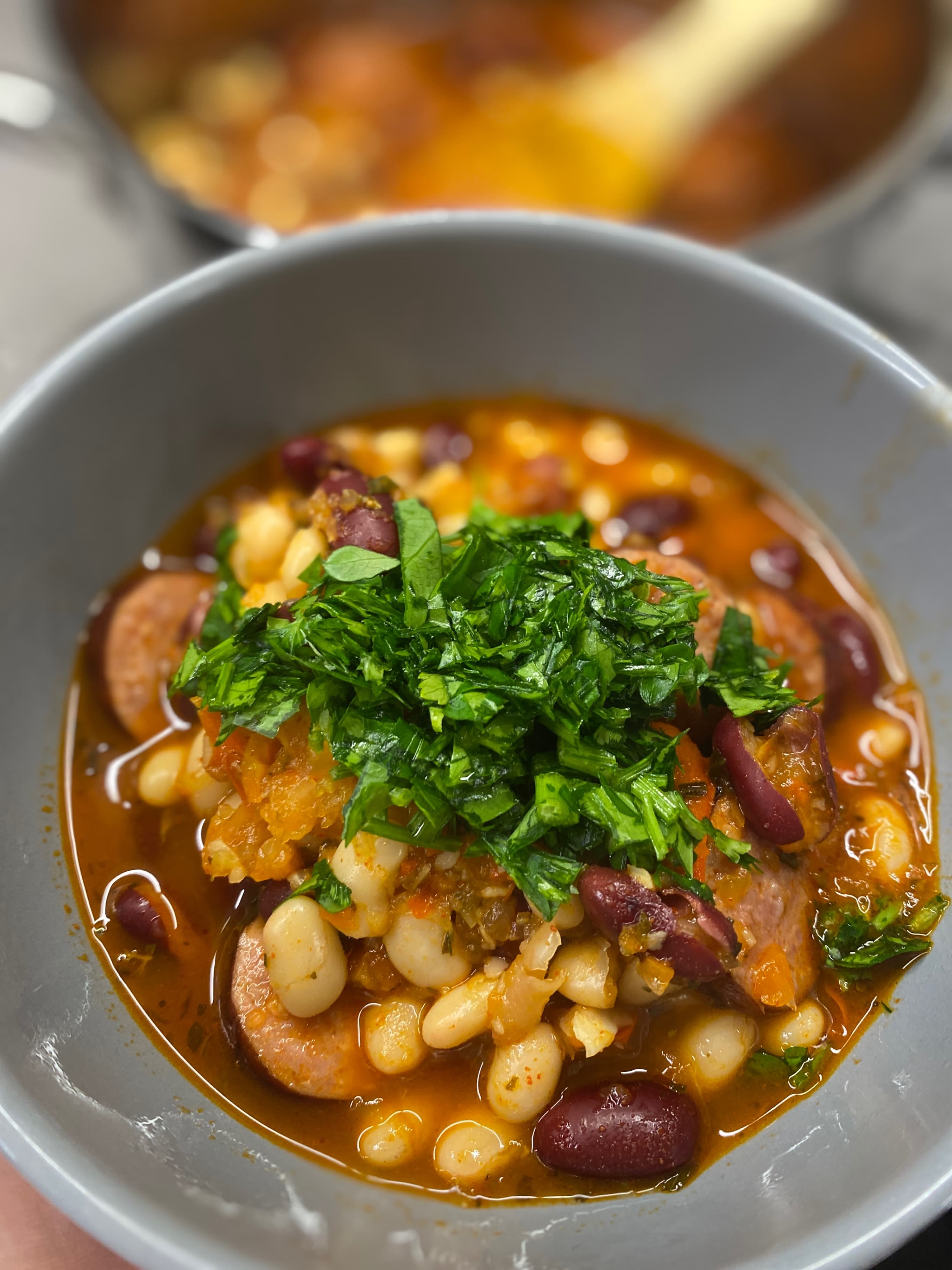 Gulasz fasolowy z kiełbaskami Recipe Image
