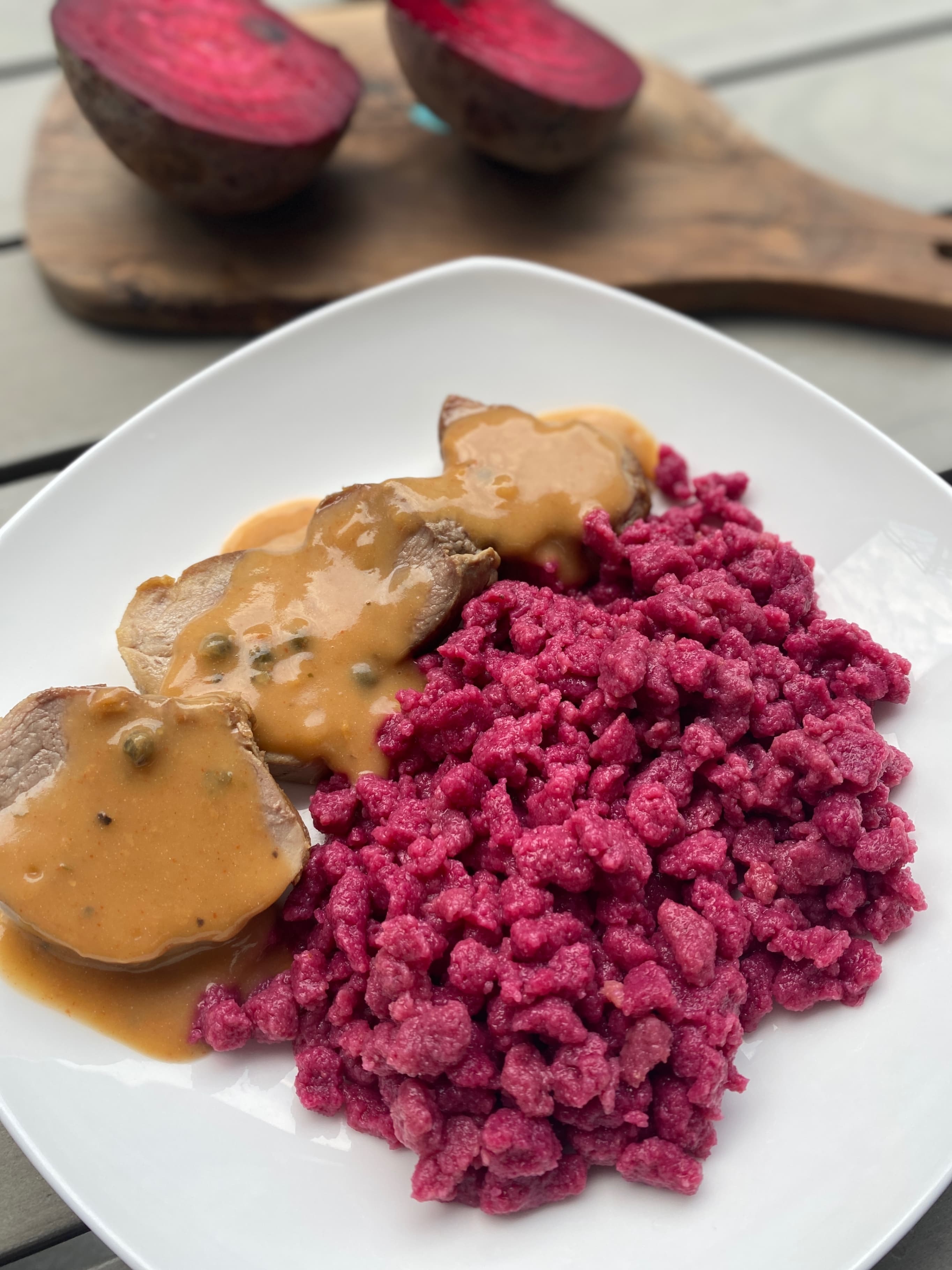 Rote-Bete-Spätzle mit Schweinefilet und schwarzer Pfeffersauce Recipe Image