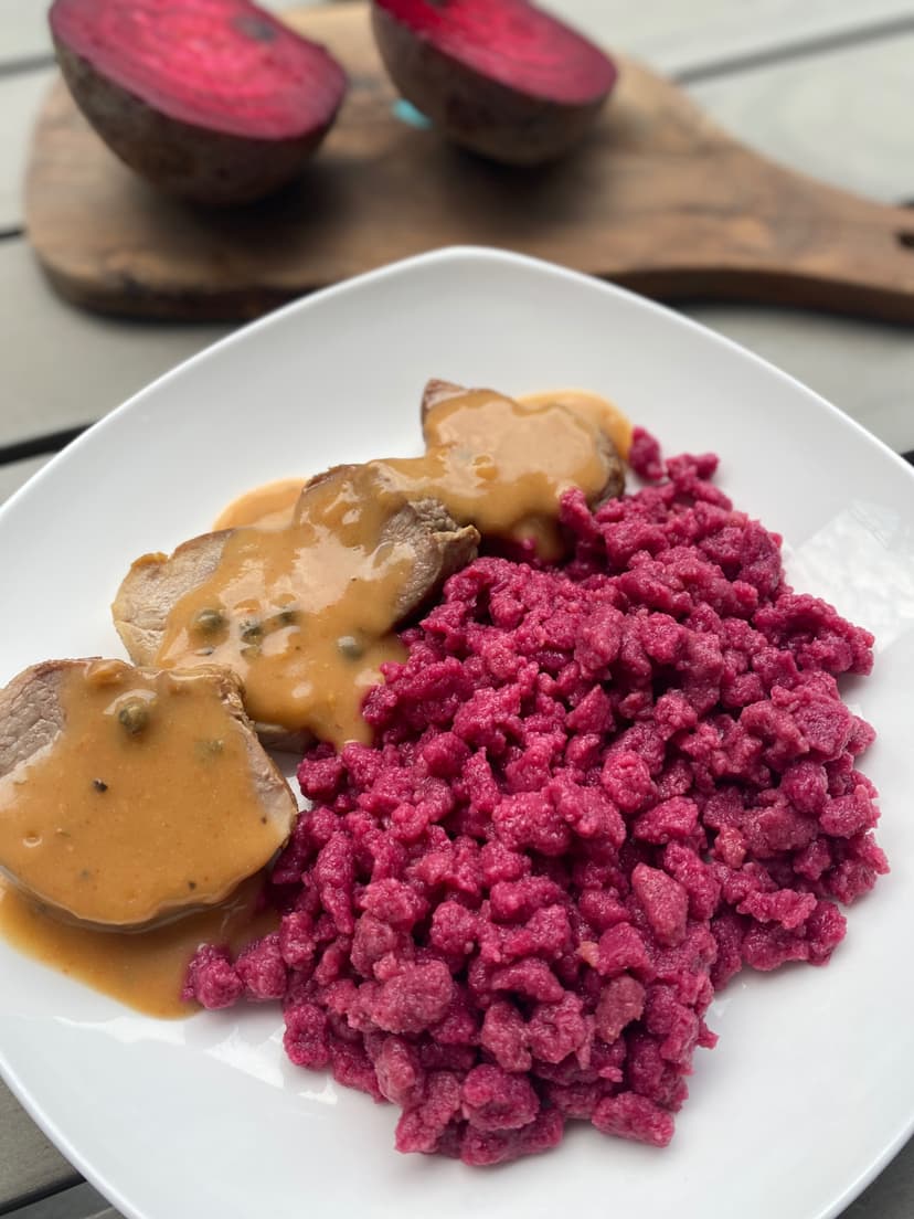Rote-Bete-Spätzle mit Schweinefilet und schwarzer Pfeffersauce Rocely Rezept
