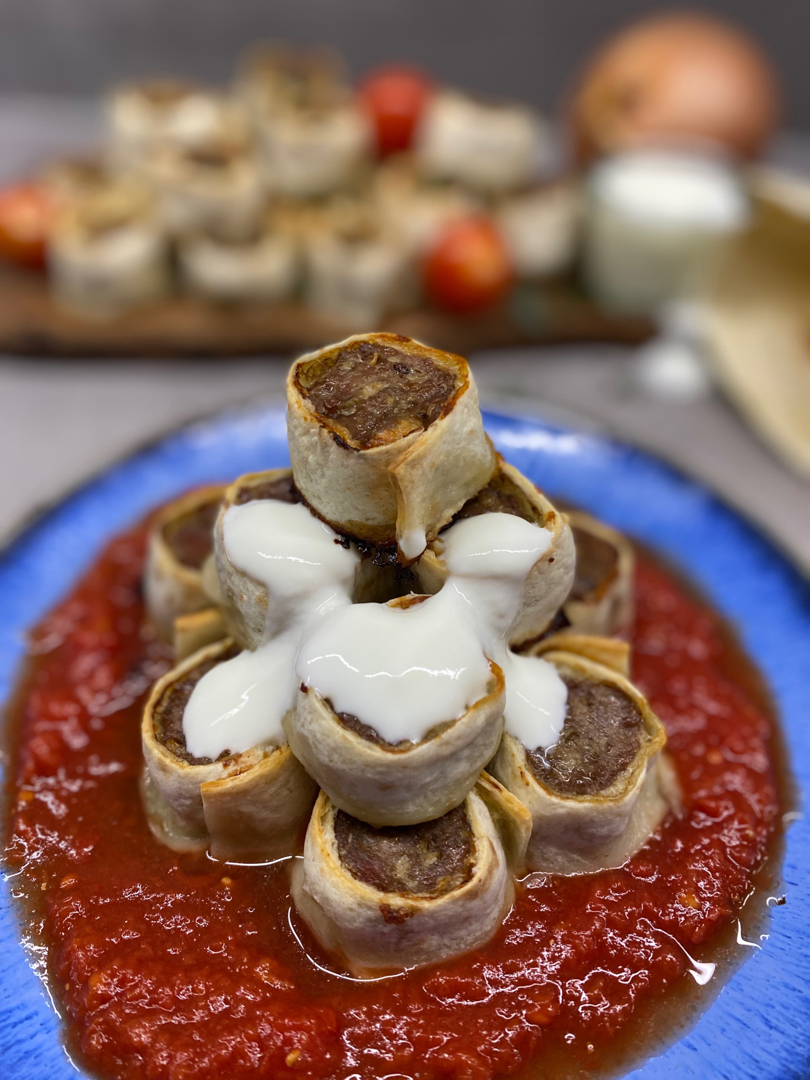Beyti Kebab con Salsa de Tomate y Yogur Recipe Image