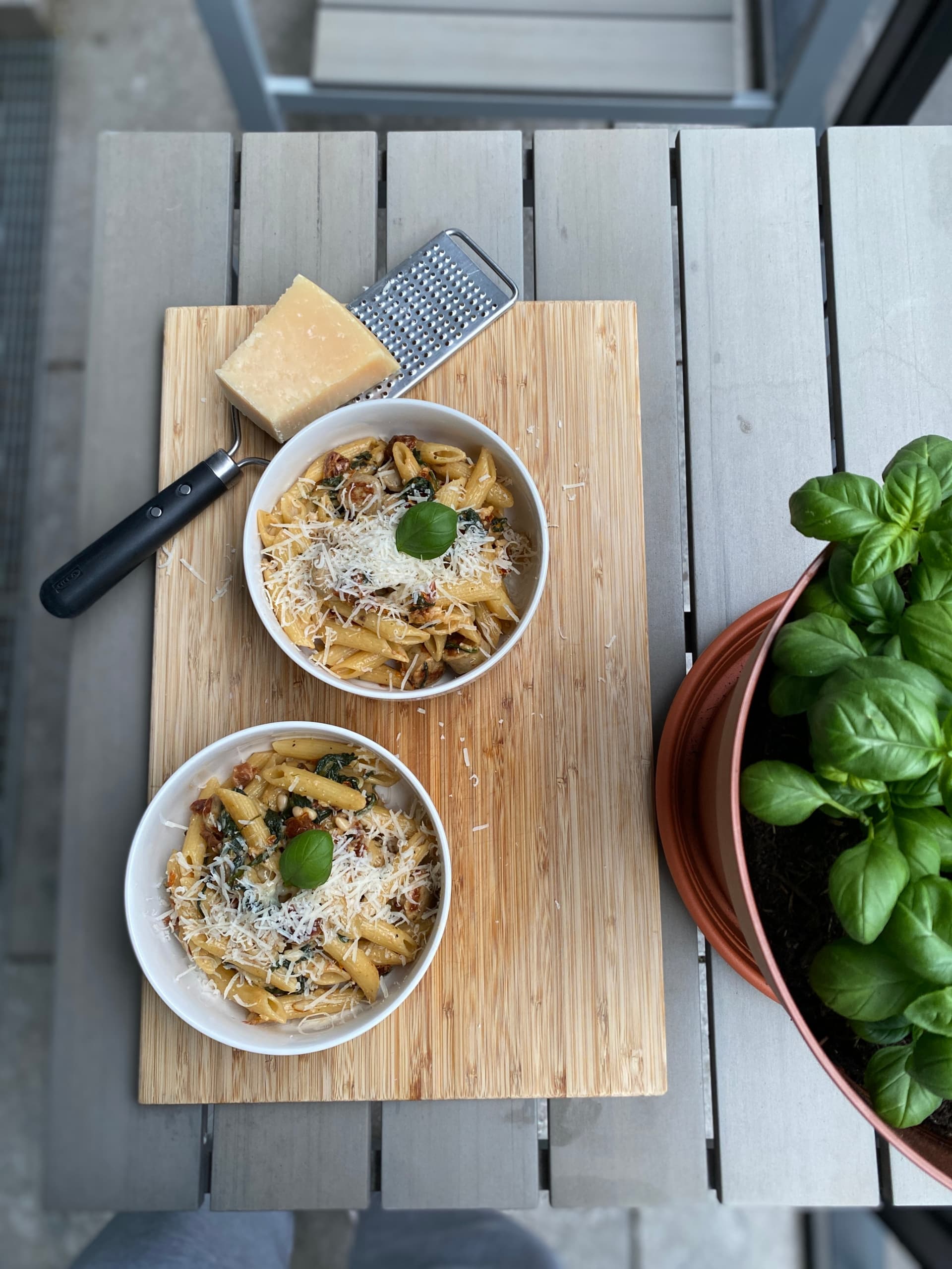 Imagen principal para Penne Sustancioso con Salchicha, Espinacas y Tomates Secos