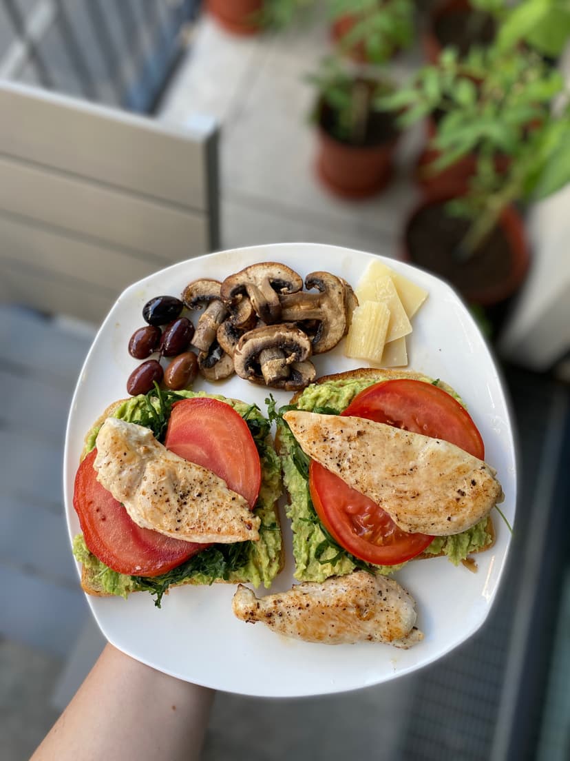 Avocado-Frühstück mit Hähnchen und Pilzen Rocely Rezept