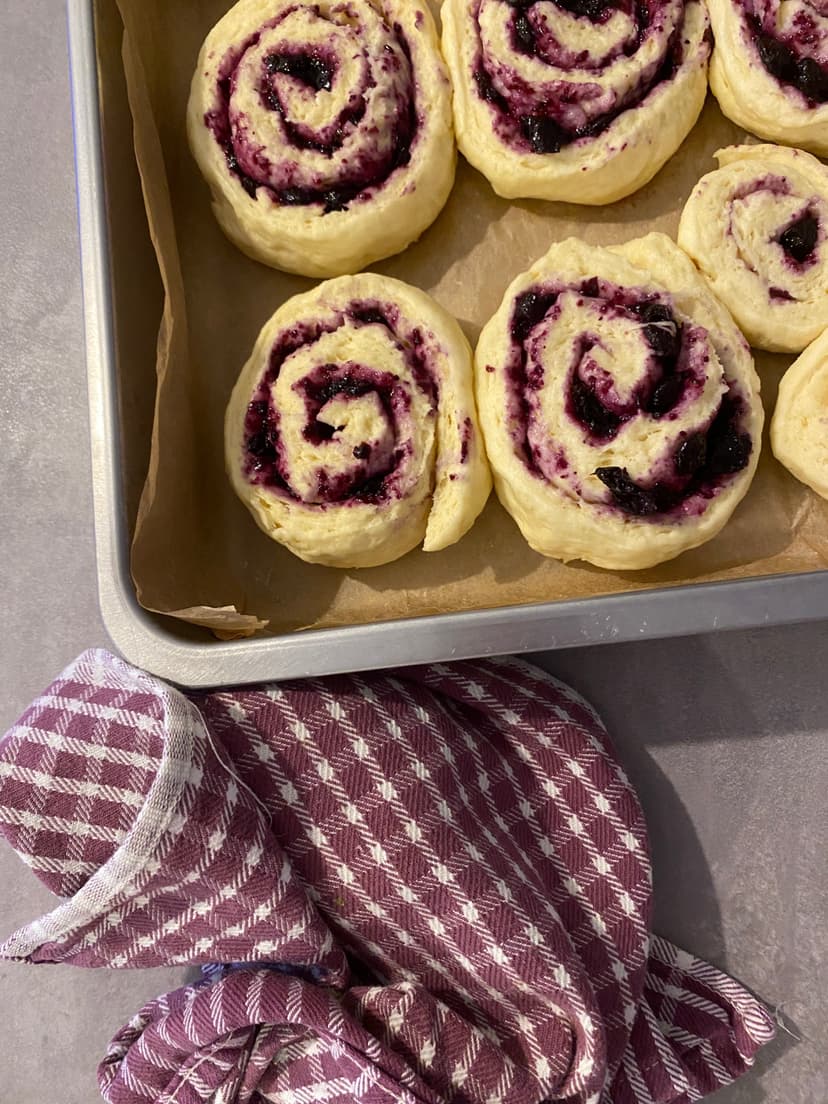 Weiche Blaubeerbrötchen mit einem Hauch Honig Rocely Rezept
