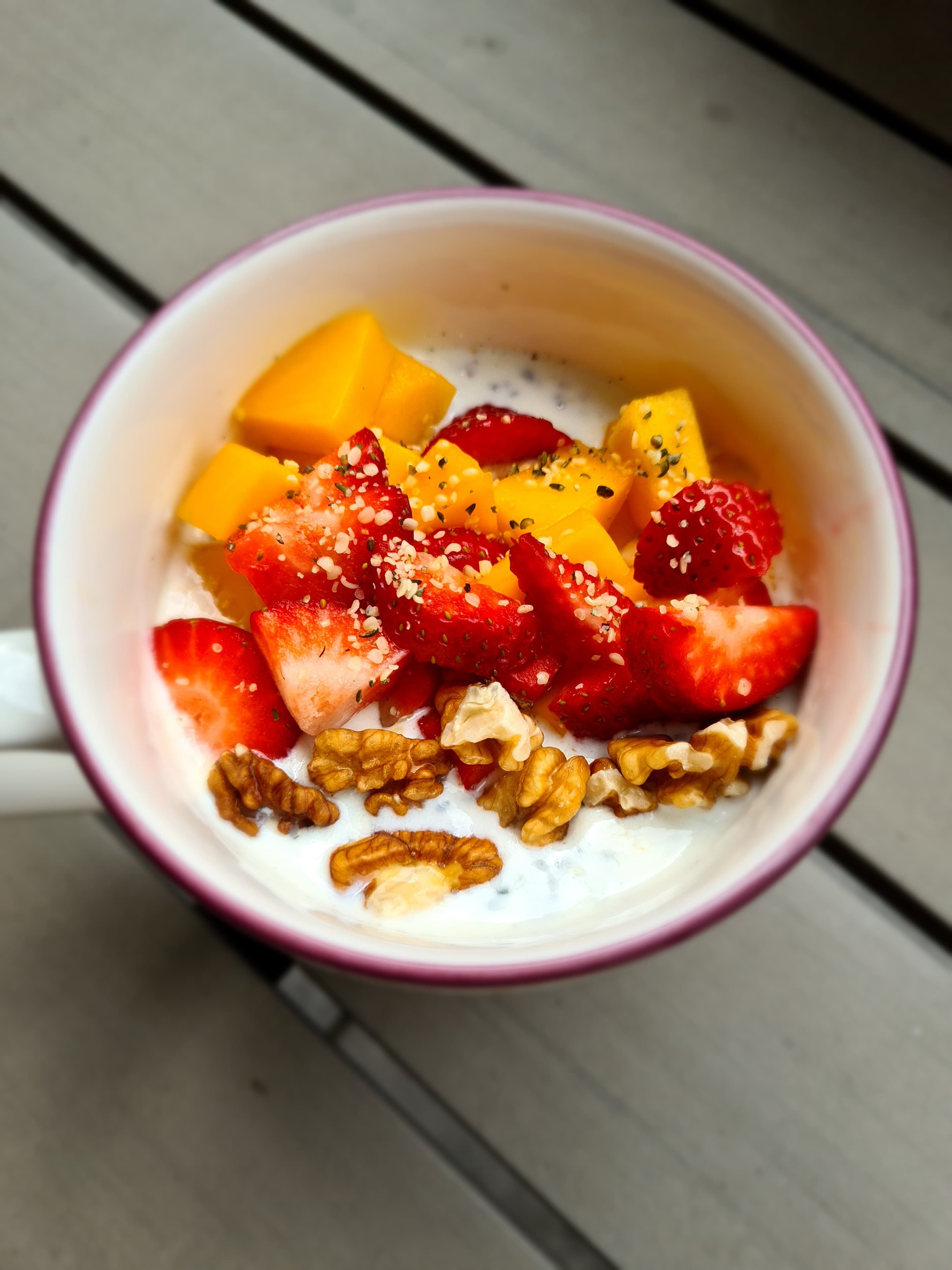 Erdbeer-Mango-Chia-Joghurt Recipe Image