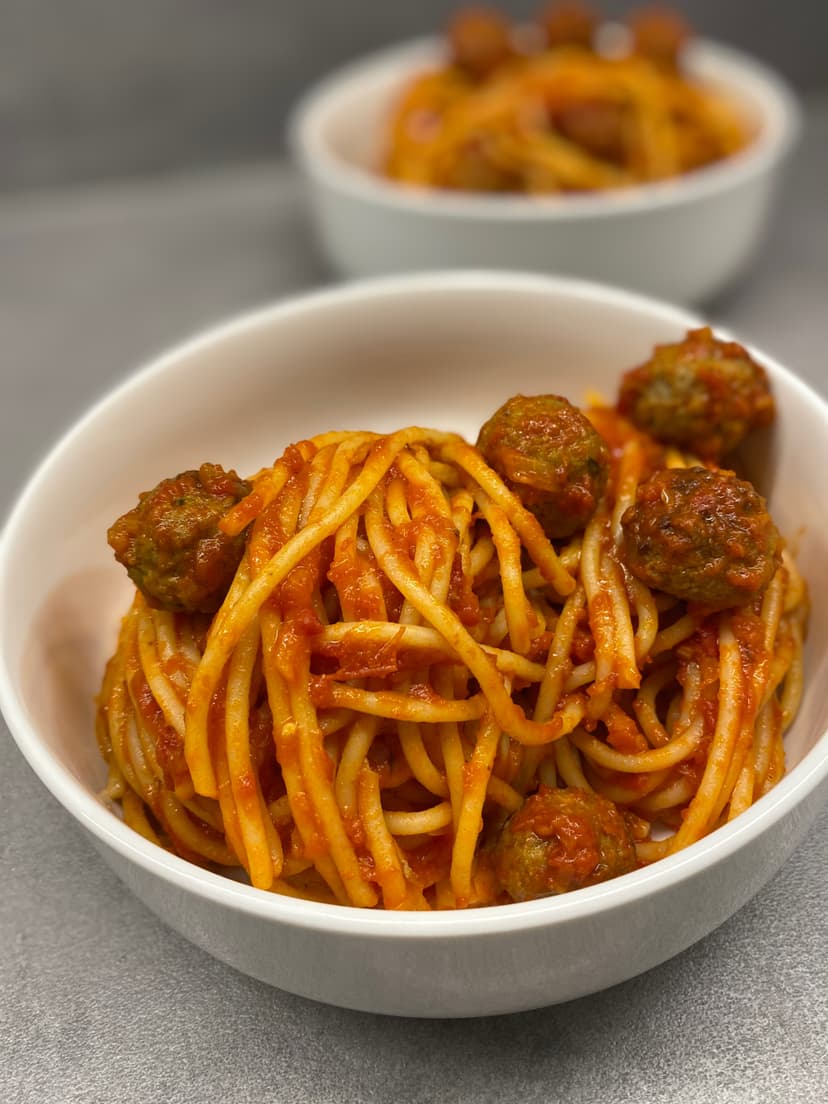 Receta de Rocely de Espagueti con Salsa de Tomate y Albóndigas