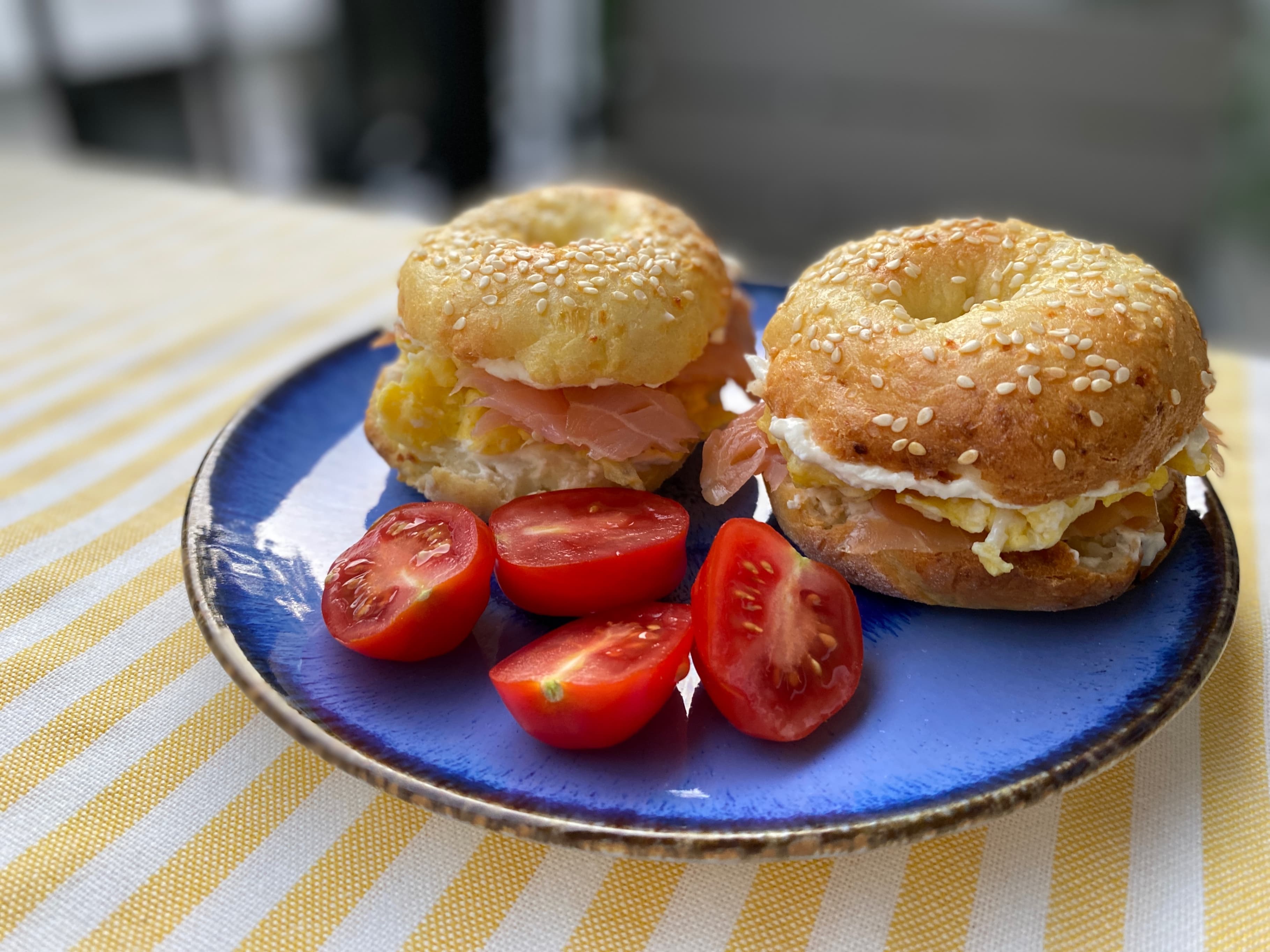 Proteinreiche Hüttenkäse-Bagels Recipe Image