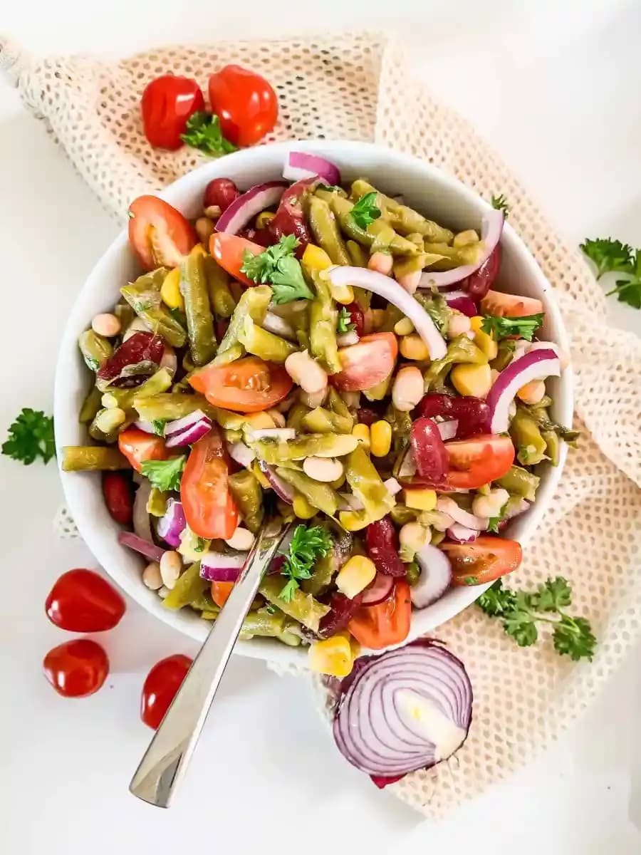Hero Image for Colorida ensalada de frijoles con frijoles versátiles y verduras frescas