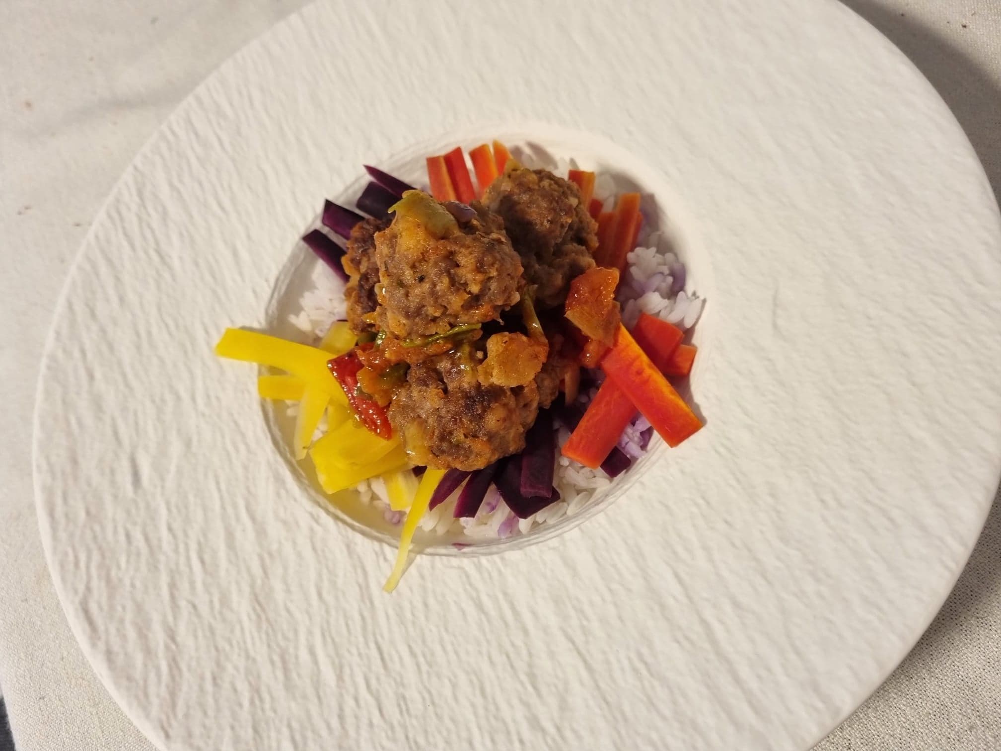 Hackbällchen mit gedämpfter Karotte Rezeptbild
