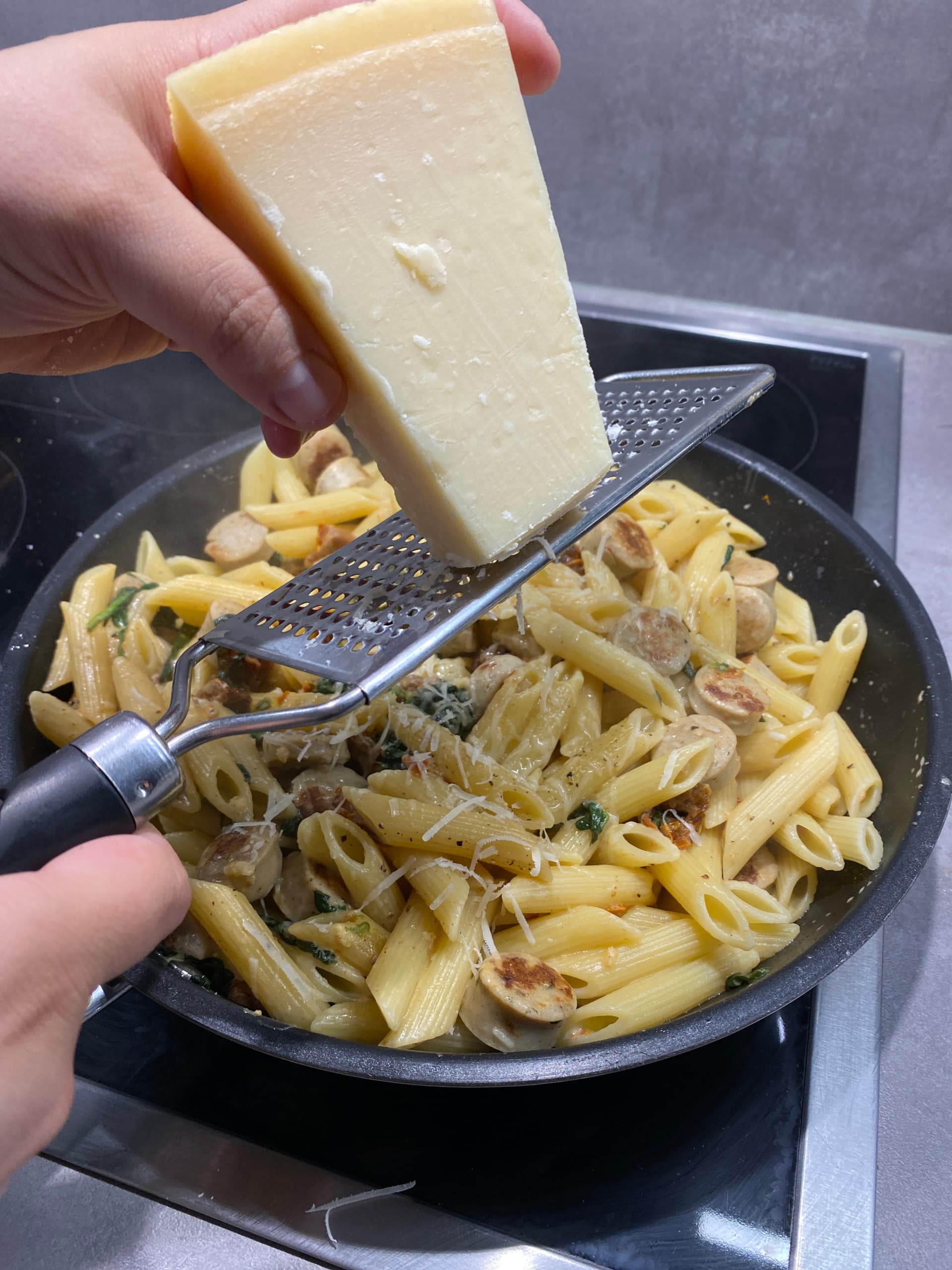 Imagen principal para Penne Sustancioso con Salchicha, Espinacas y Tomates Secos