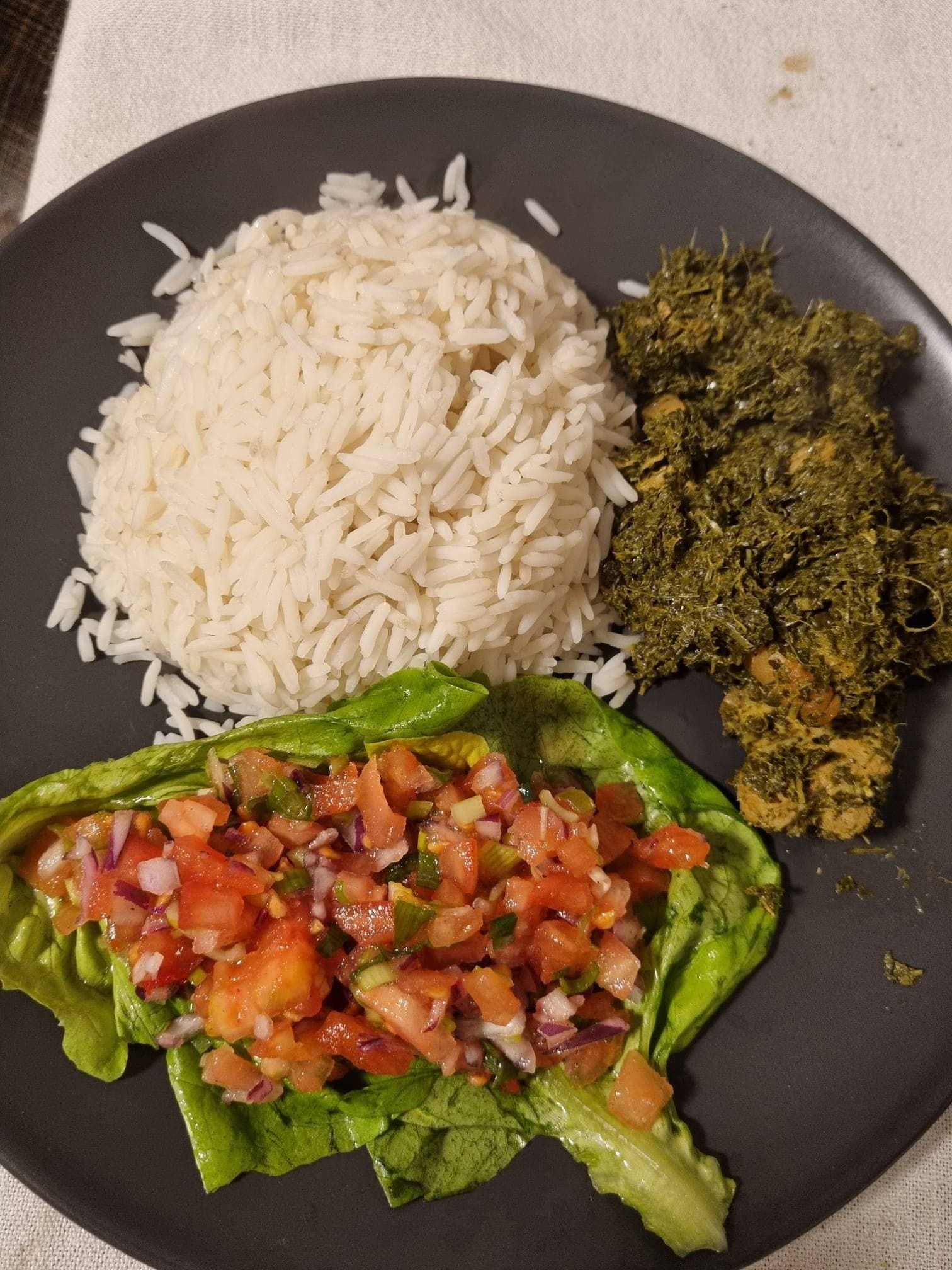 Hero Image for Ravitoto sy Henakisoa con arroz y ensalada de tomate