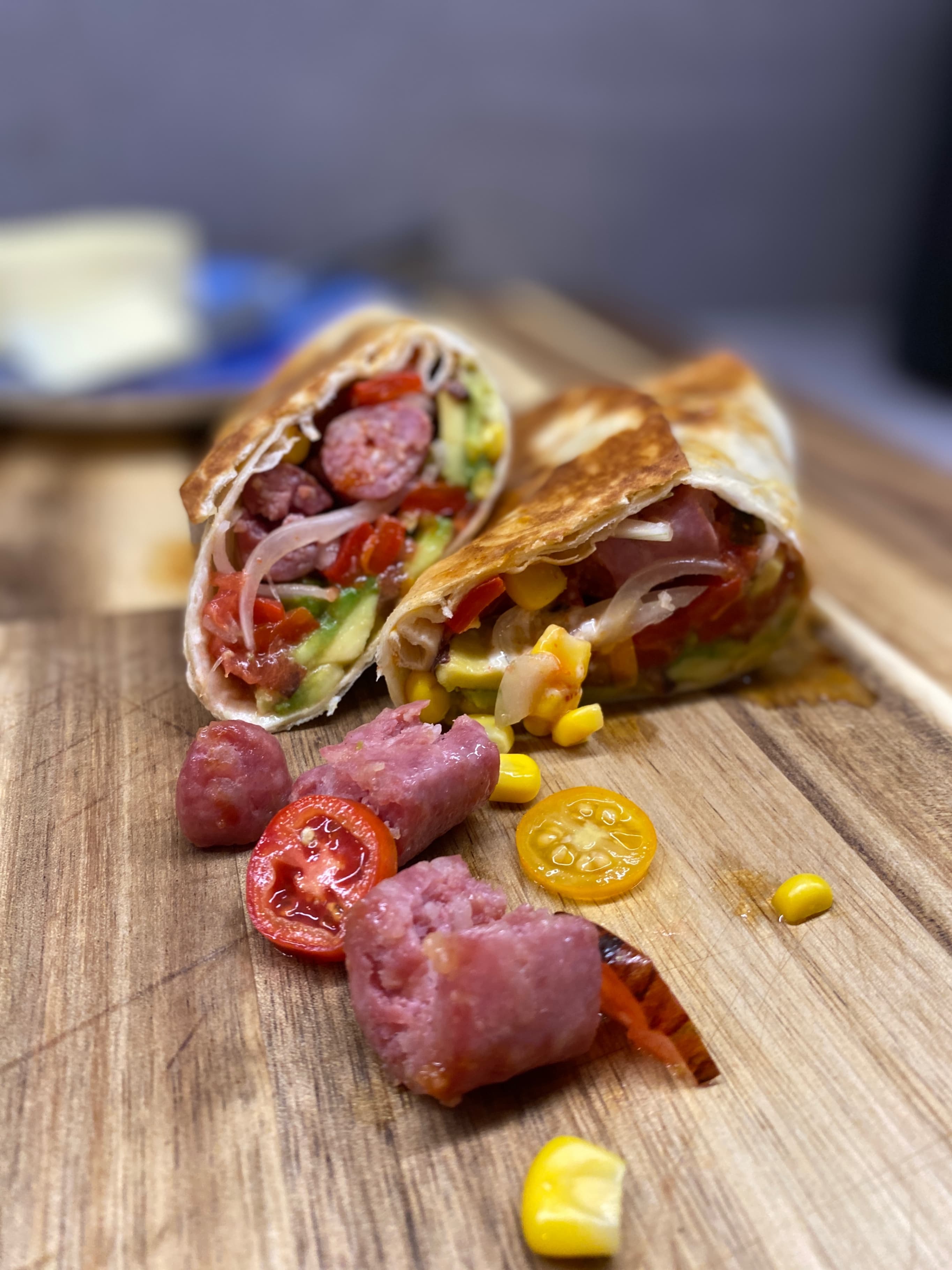 Sycące Burrito z Salsiccią i Grillowaną Papryką z Pikantnym Majonezem Sriracha Recipe Image